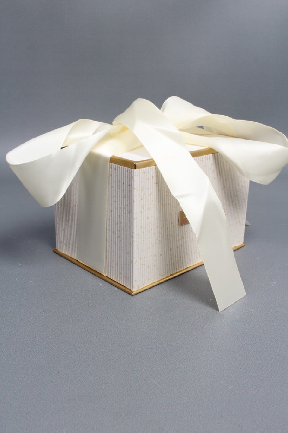 Коробка подарочная одиночная 1шт - "Изящество" 15*11*10,5  шампань  6686М