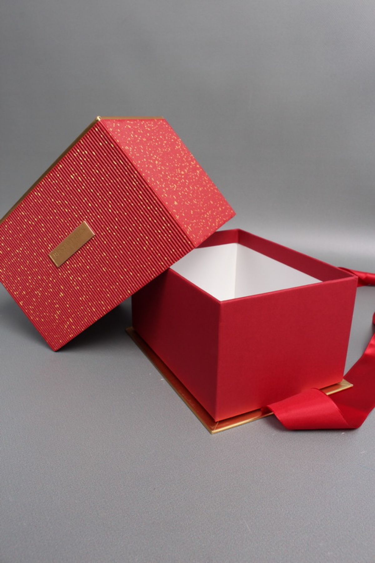 Коробка подарочная одиночная 1шт -  "Изящество" 18*13*12,5  красная  6693М