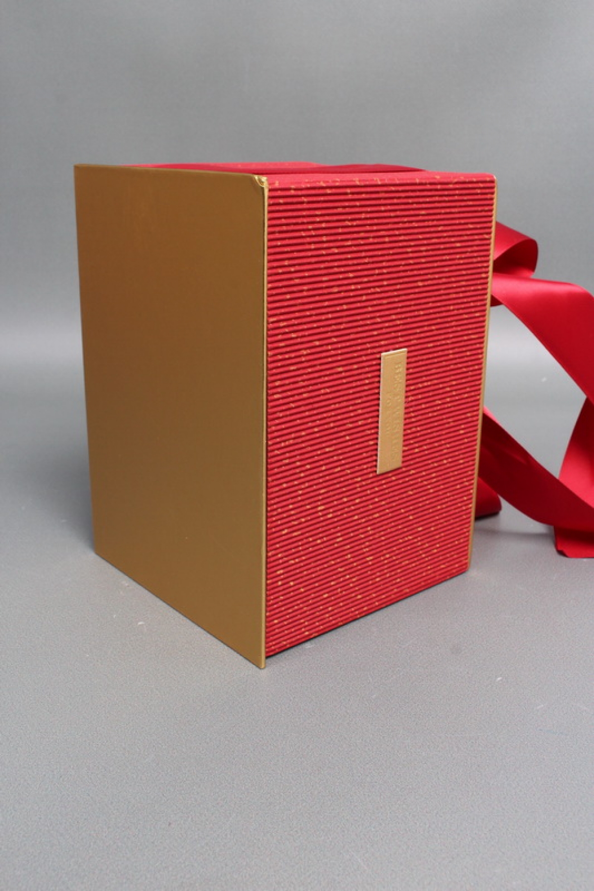 Коробка подарочная одиночная 1шт -  "Изящество" 18*13*12,5  красная  6693М