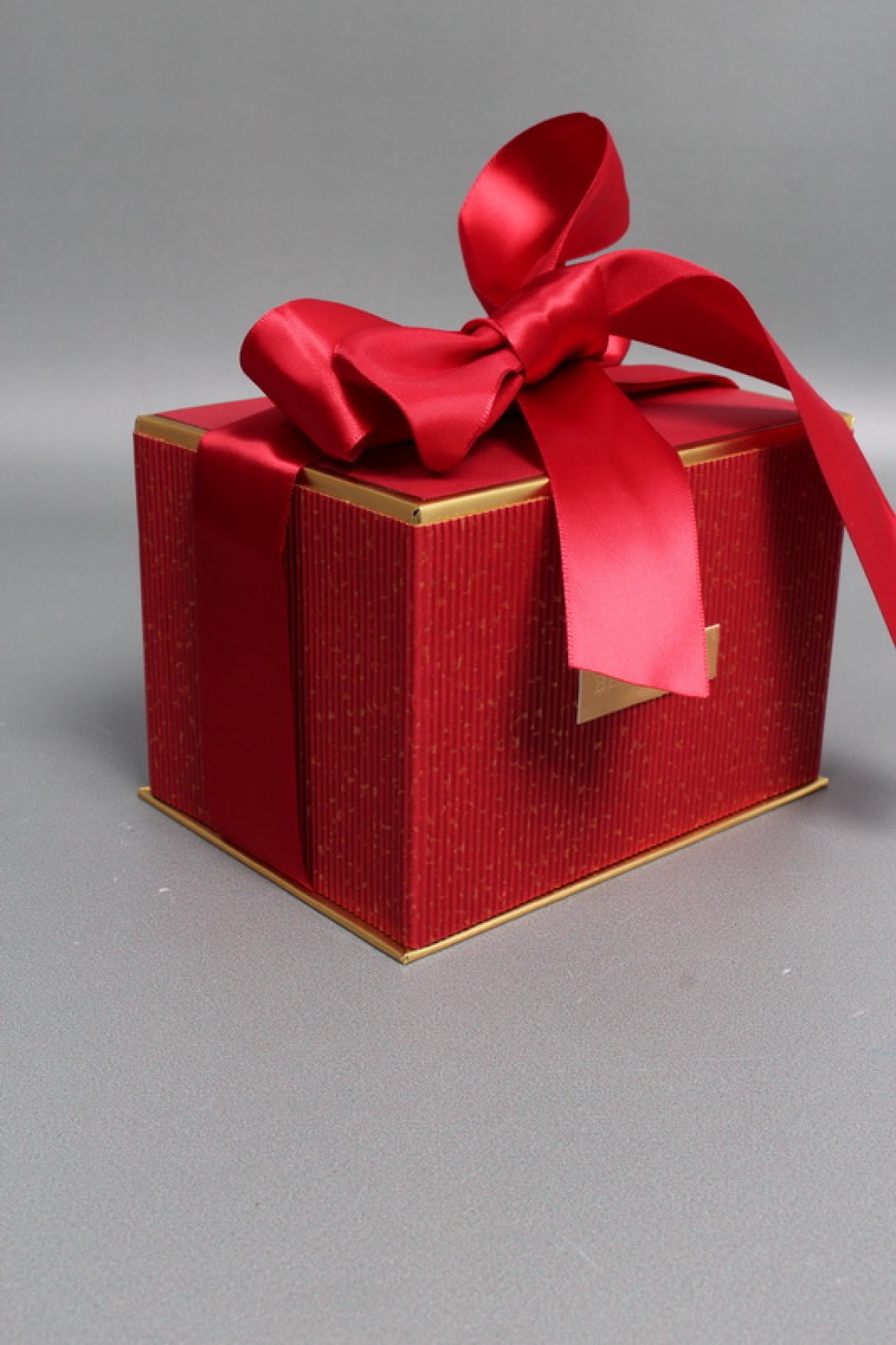 Коробка подарочная одиночная 1шт -  "Изящество" 15*11*10,5  красная  6693М