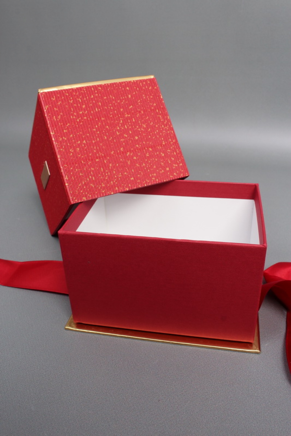 Коробка подарочная одиночная 1шт -  "Изящество" 15*11*10,5  красная  6693М