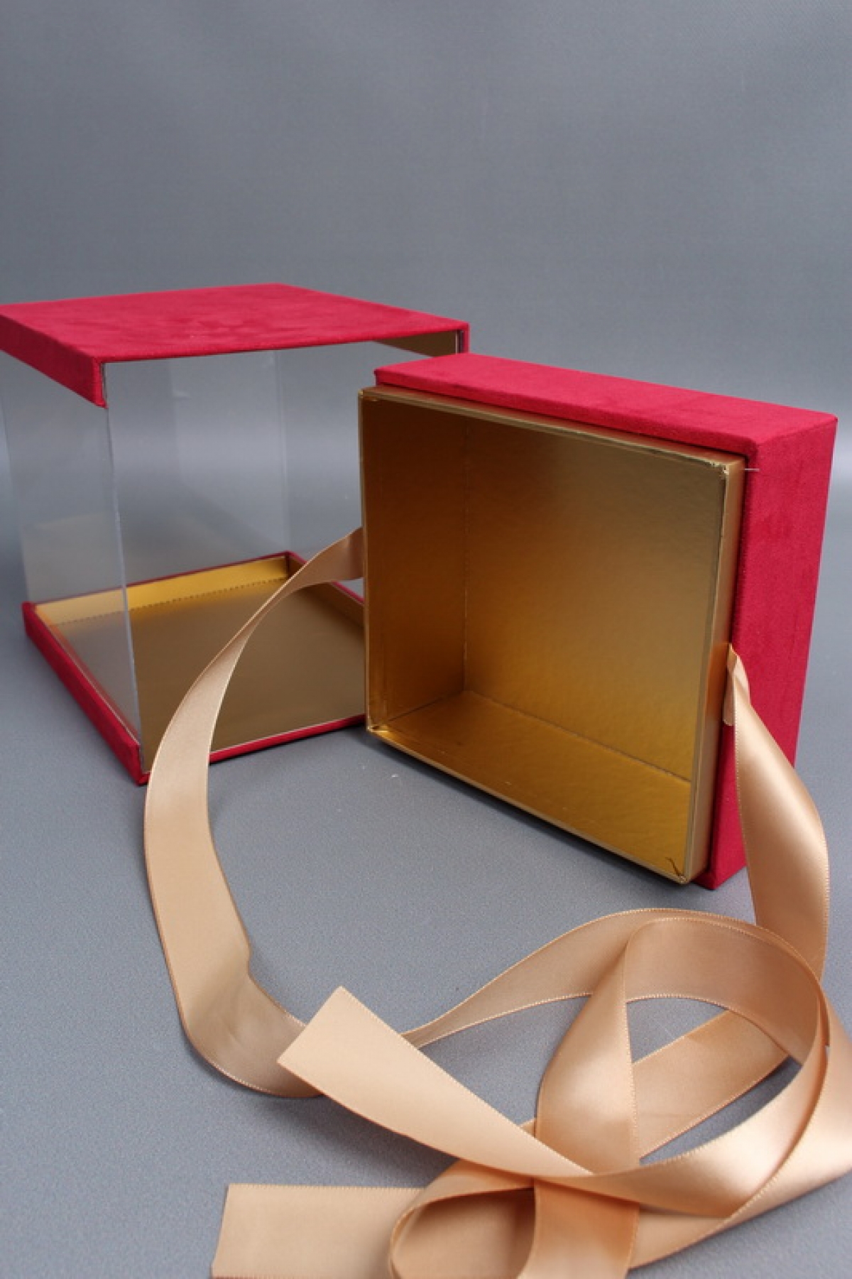 Коробка подарочная с атласной лентой 15,5x14,9x22,5H,1 шт., красный  5962М