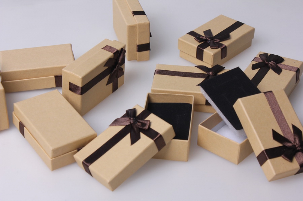 Крафт оптом от производителя. Коробка для подарка. Коробки для упаковки подарков. Крафтовая коробка для подарка. Красивая упаковка подарков.