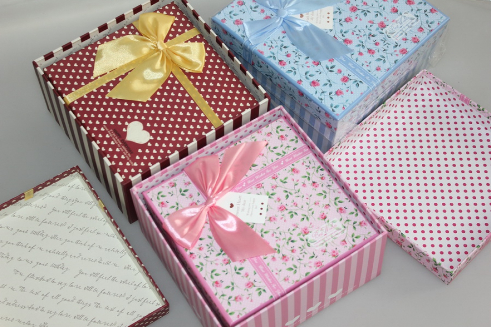 коробки подарочные (набор из 3шт.)  квадрат с бантом 19х19х9,5см  рисунки в ассортименте