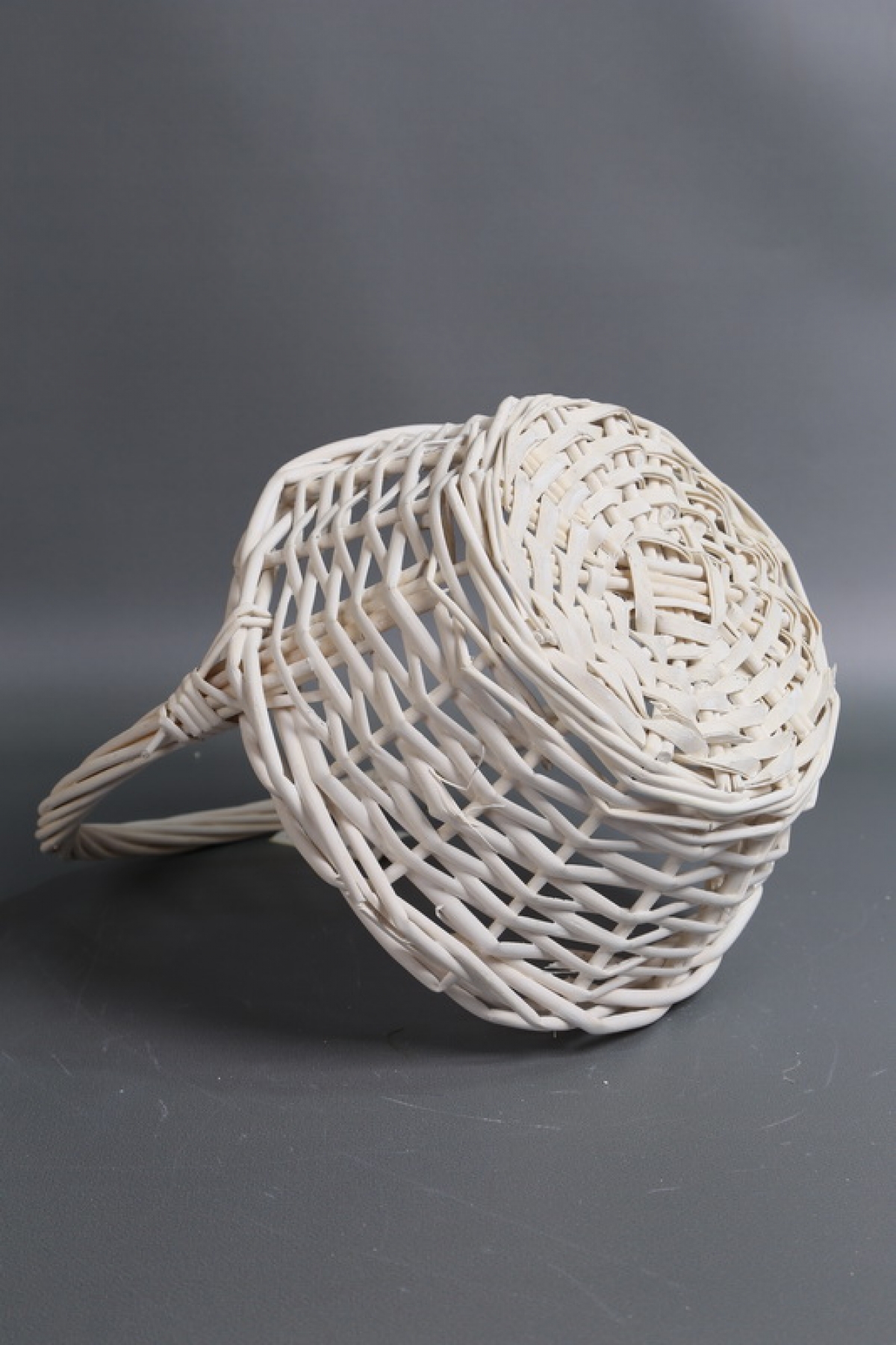 Корзина плетеная одиночная (ива) 1шт - Круг  белый   26*26*11,5/29  4681Н