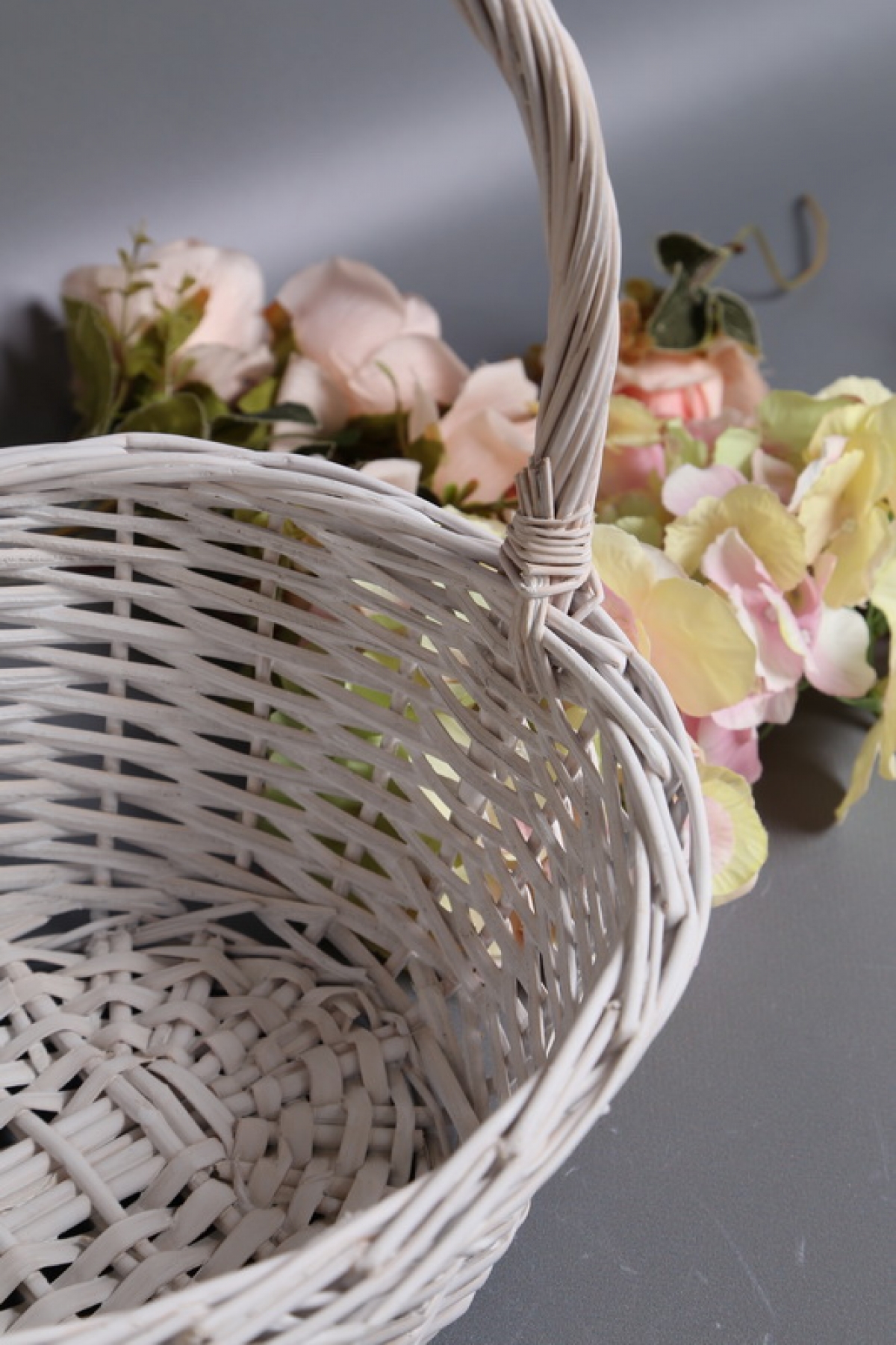 Корзина плетеная одиночная 1шт (ива):  37x30xH14/HH36; белая 1556М