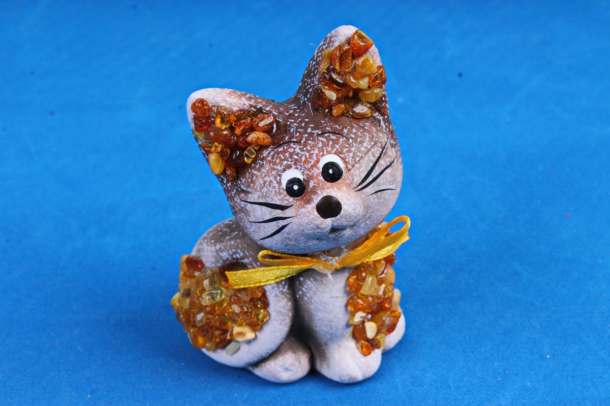 Кошка серая с янтарем