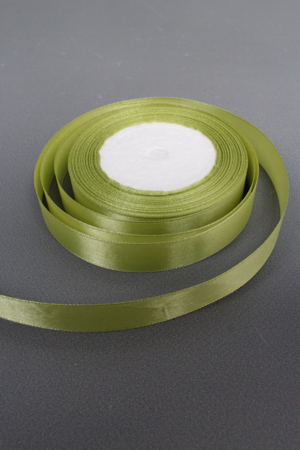 Лента атлас 2см*25ярд зеленый горошек  2680Н