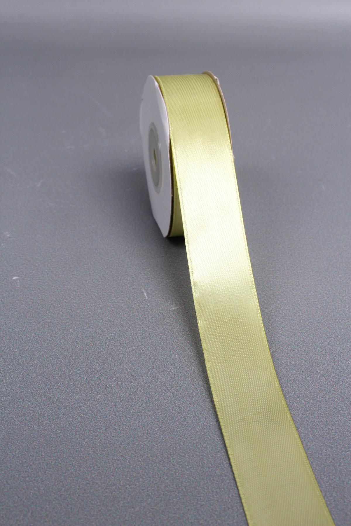 Лента атласная, на картонн.катушке, односторонняя, 25 мм х 25 ярд, фисташковый 1351М