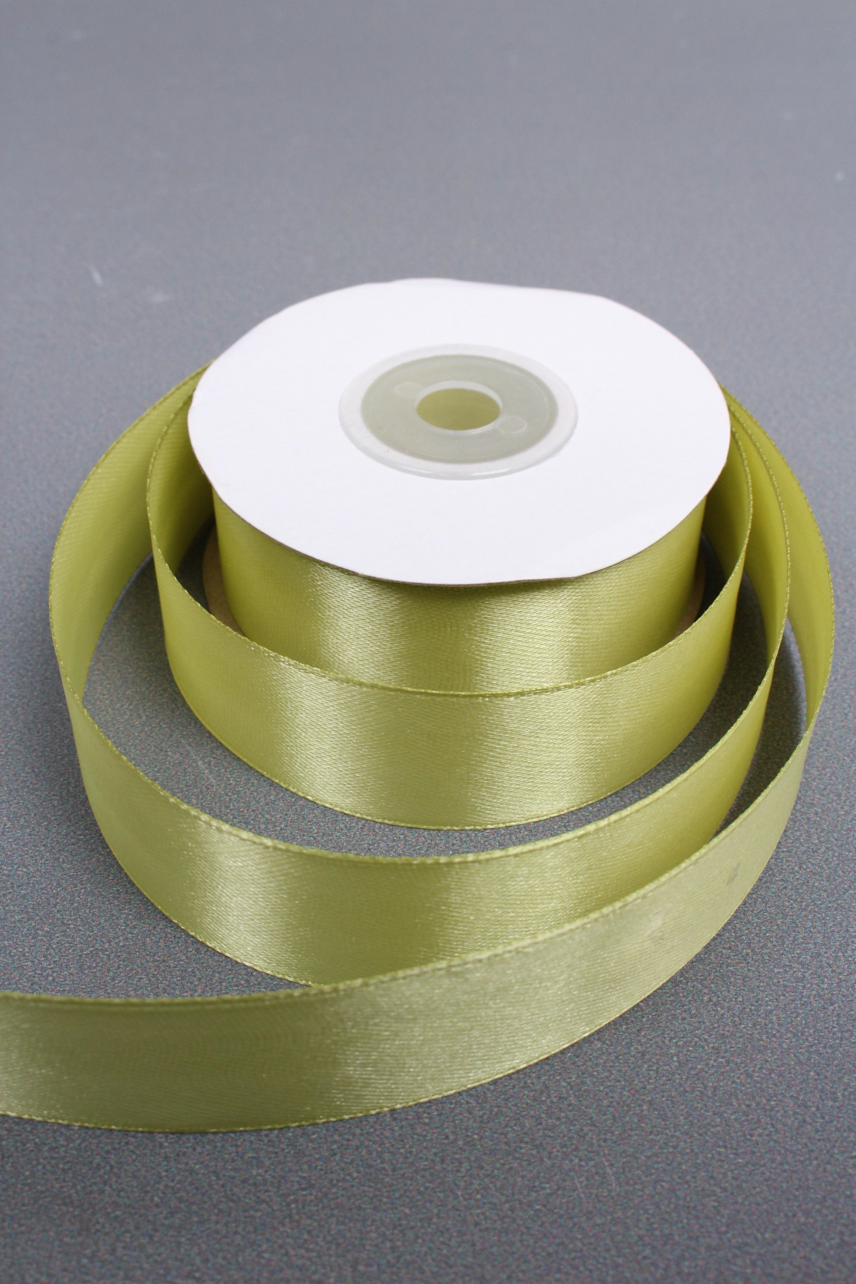 Лента атласная, на картонн.катушке, односторонняя, 25 мм х 25 ярд, фисташковый 1351М