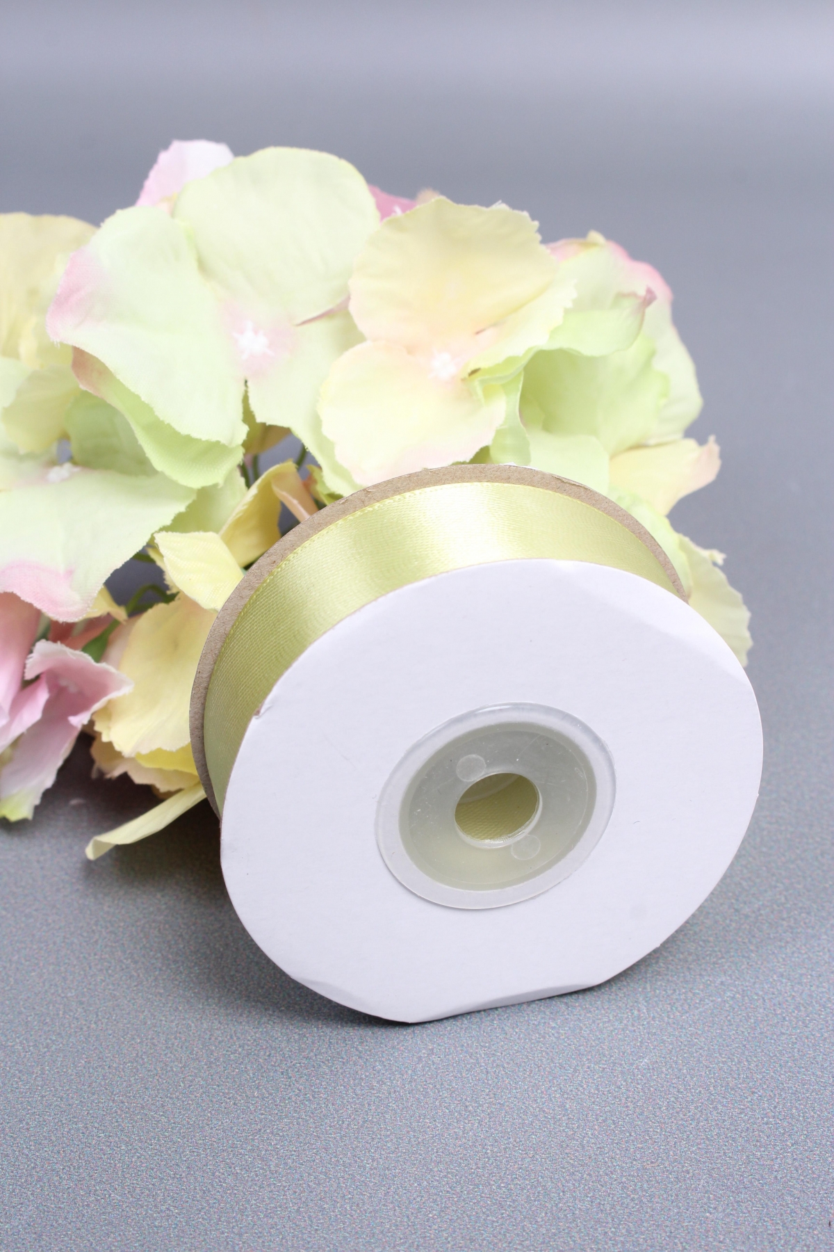 Лента атласная, на картонн.катушке, односторонняя, 25 мм х 25 ярд, фисташковый 1351М