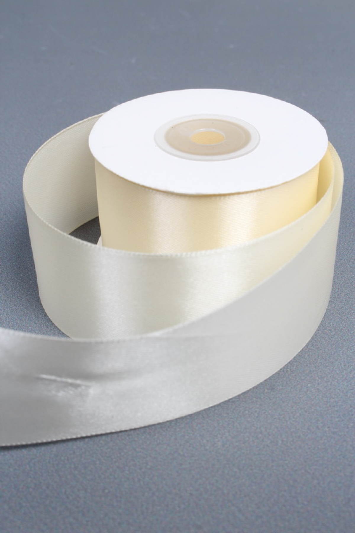 Лента атласная, на картонн.катушке, односторонняя, 38 мм х 25 ярд, молочный 6767М