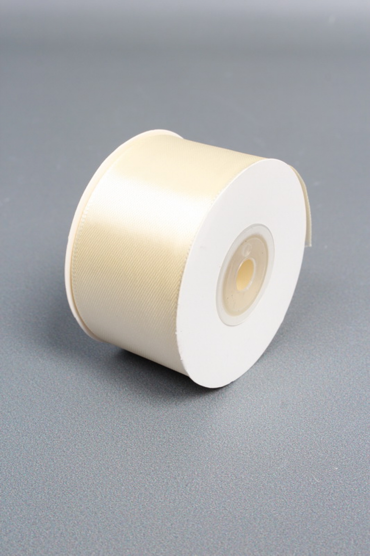 Лента атласная, на картонн.катушке, односторонняя, 38 мм х 25 ярд, молочный 6767М