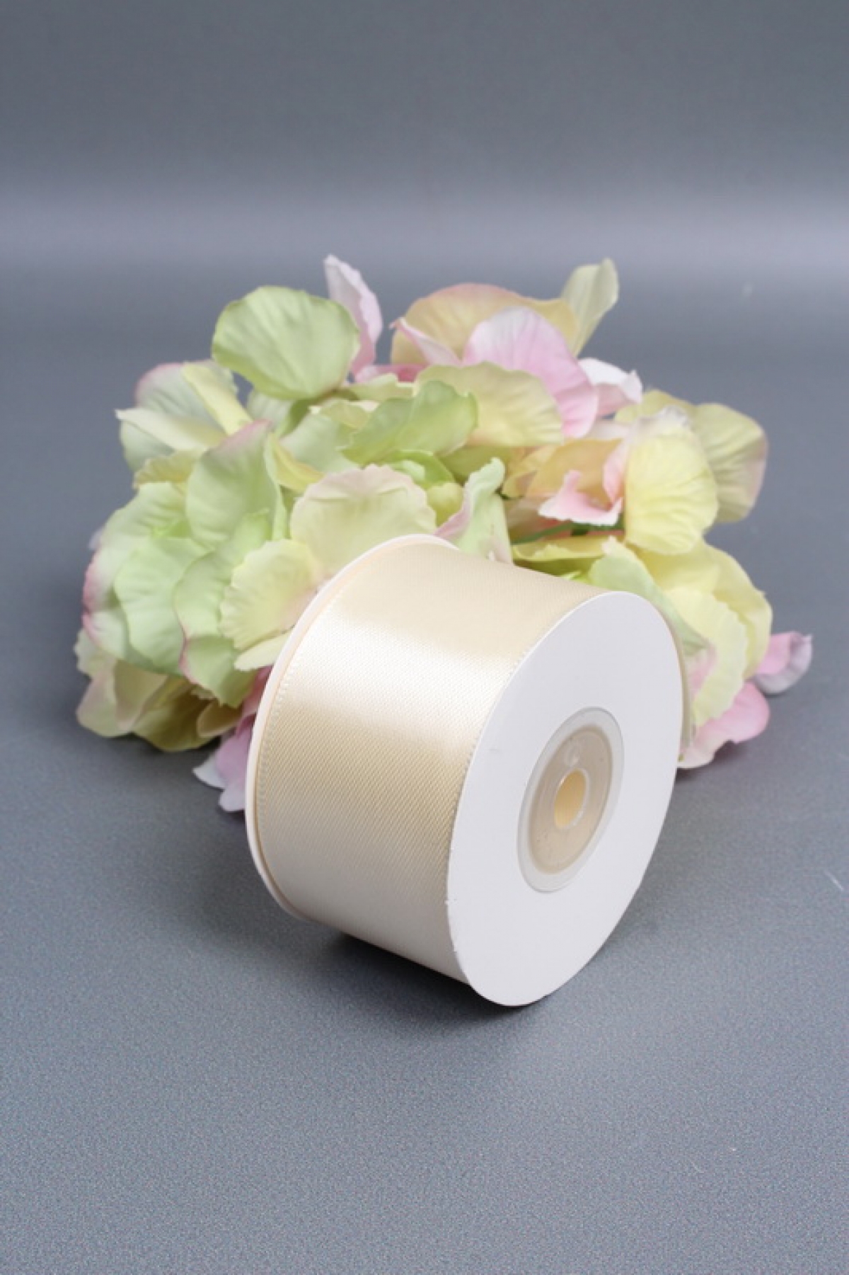 Лента атласная, на картонн.катушке, односторонняя, 38 мм х 25 ярд, молочный 6767М