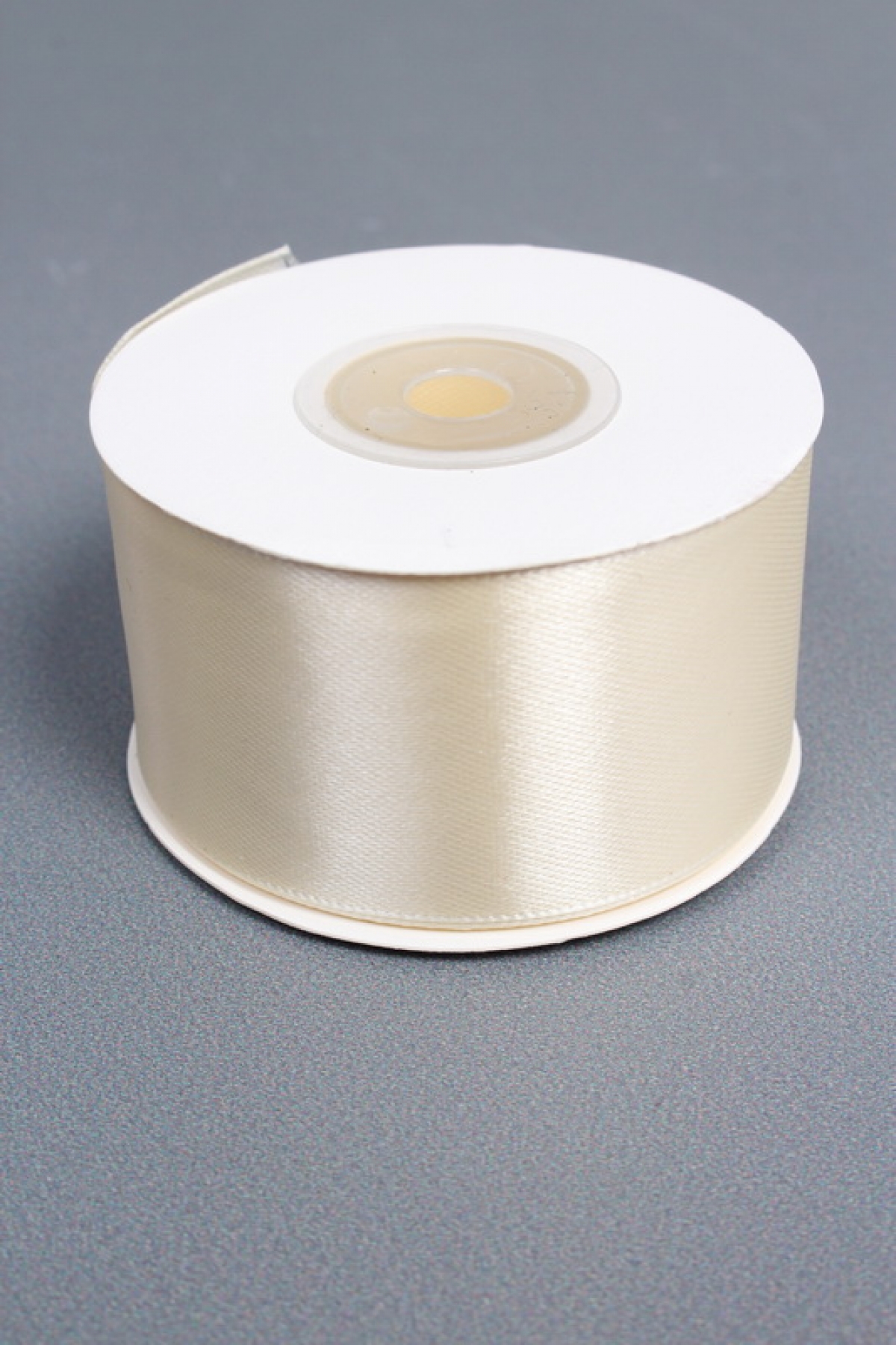 Лента атласная, на картонн.катушке, односторонняя, 38 мм х 25 ярд, молочный 6767М