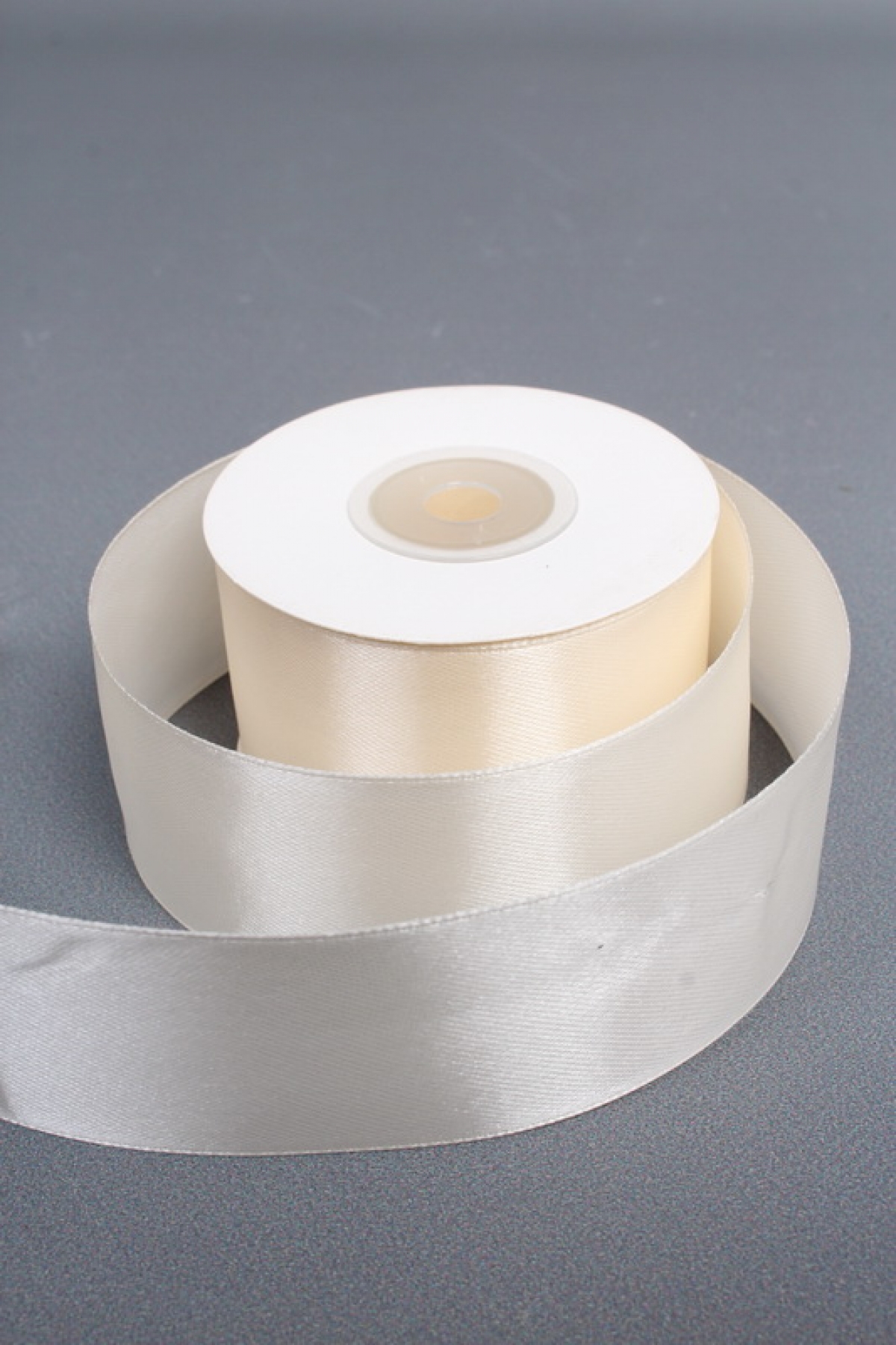 Лента атласная, на картонн.катушке, односторонняя, 38 мм х 25 ярд, слоновая кость 6781М