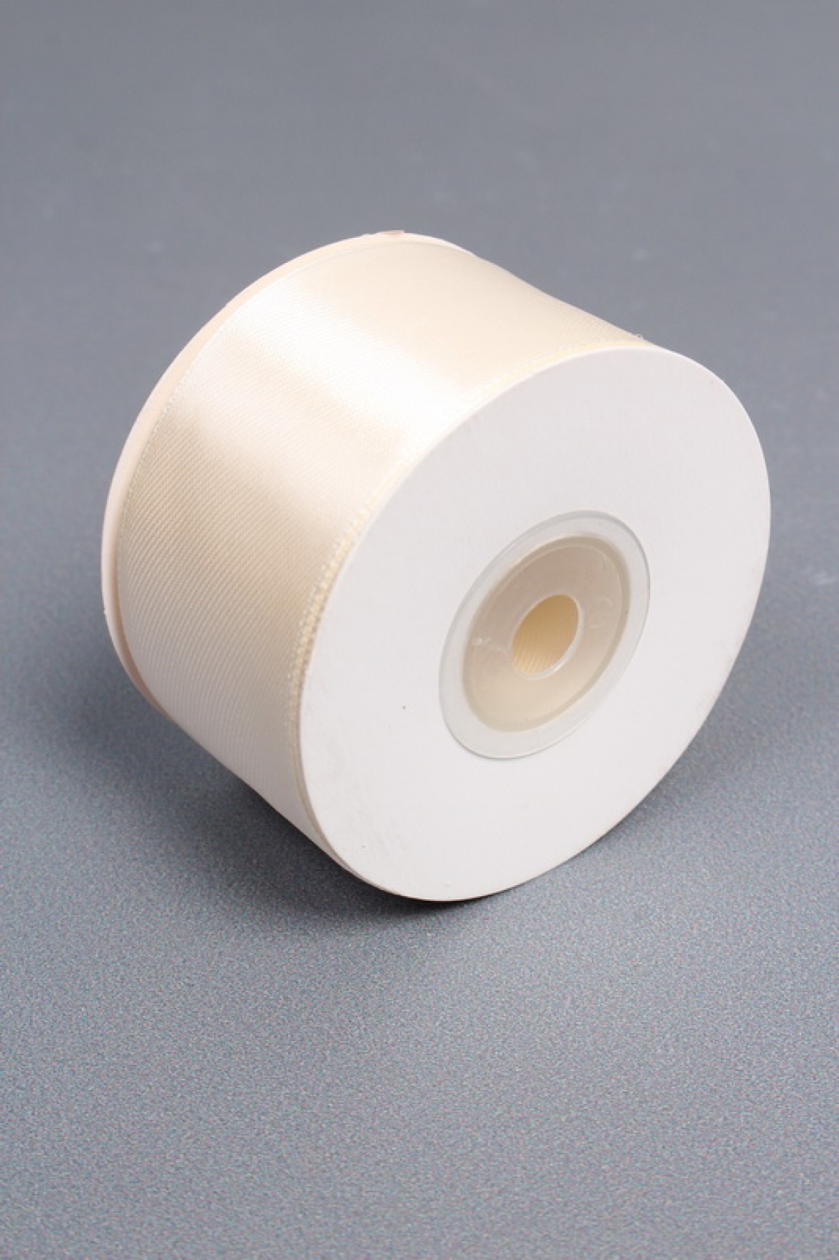 Лента атласная, на картонн.катушке, односторонняя, 38 мм х 25 ярд, слоновая кость 6781М