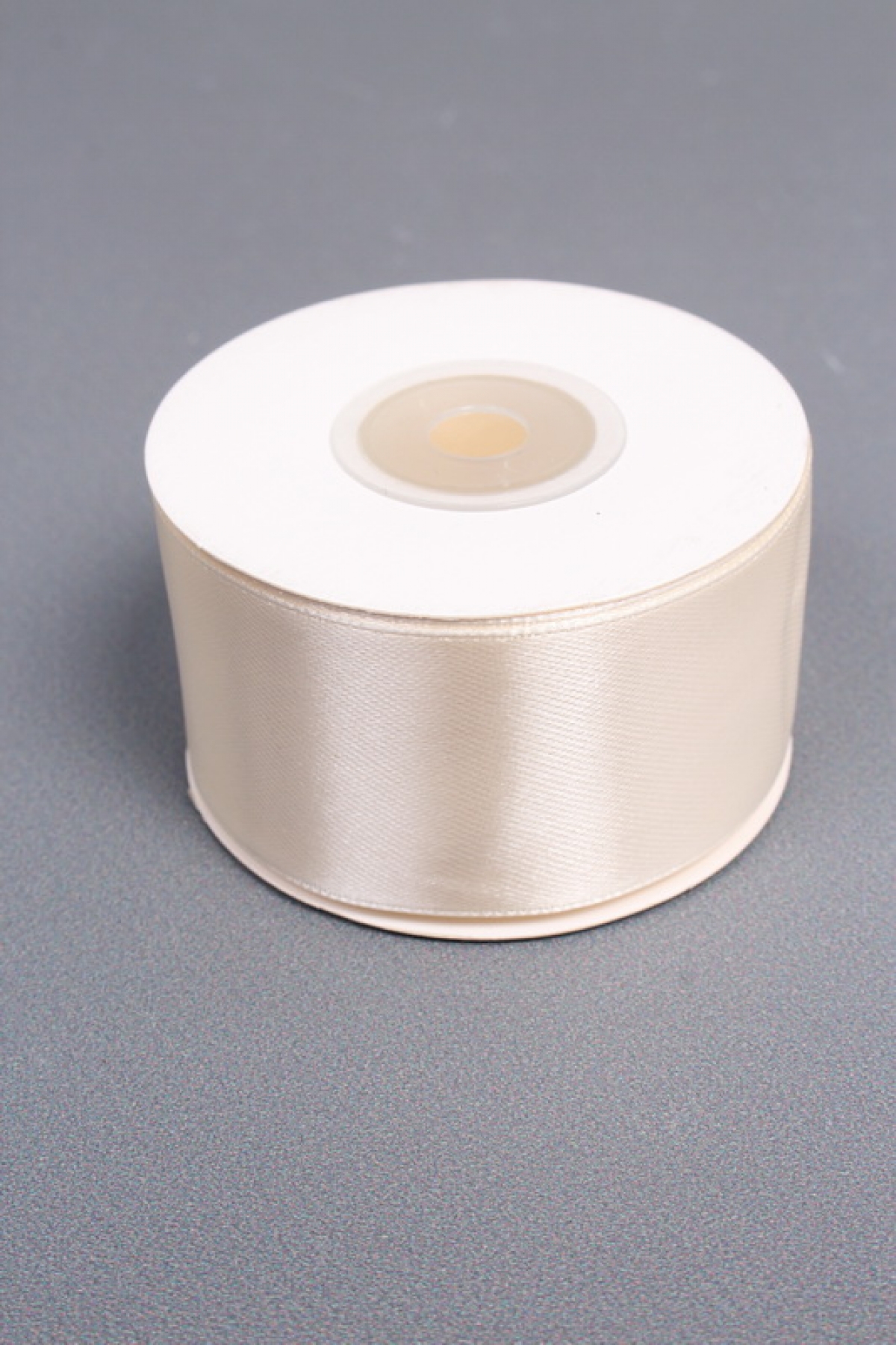 Лента атласная, на картонн.катушке, односторонняя, 38 мм х 25 ярд, слоновая кость 6781М