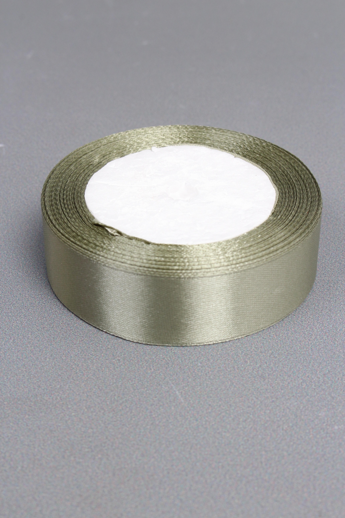 Лента атласная, на картонн.катушке, односторонняя, 25 мм х 25 ярд, зеленый мох 1368М