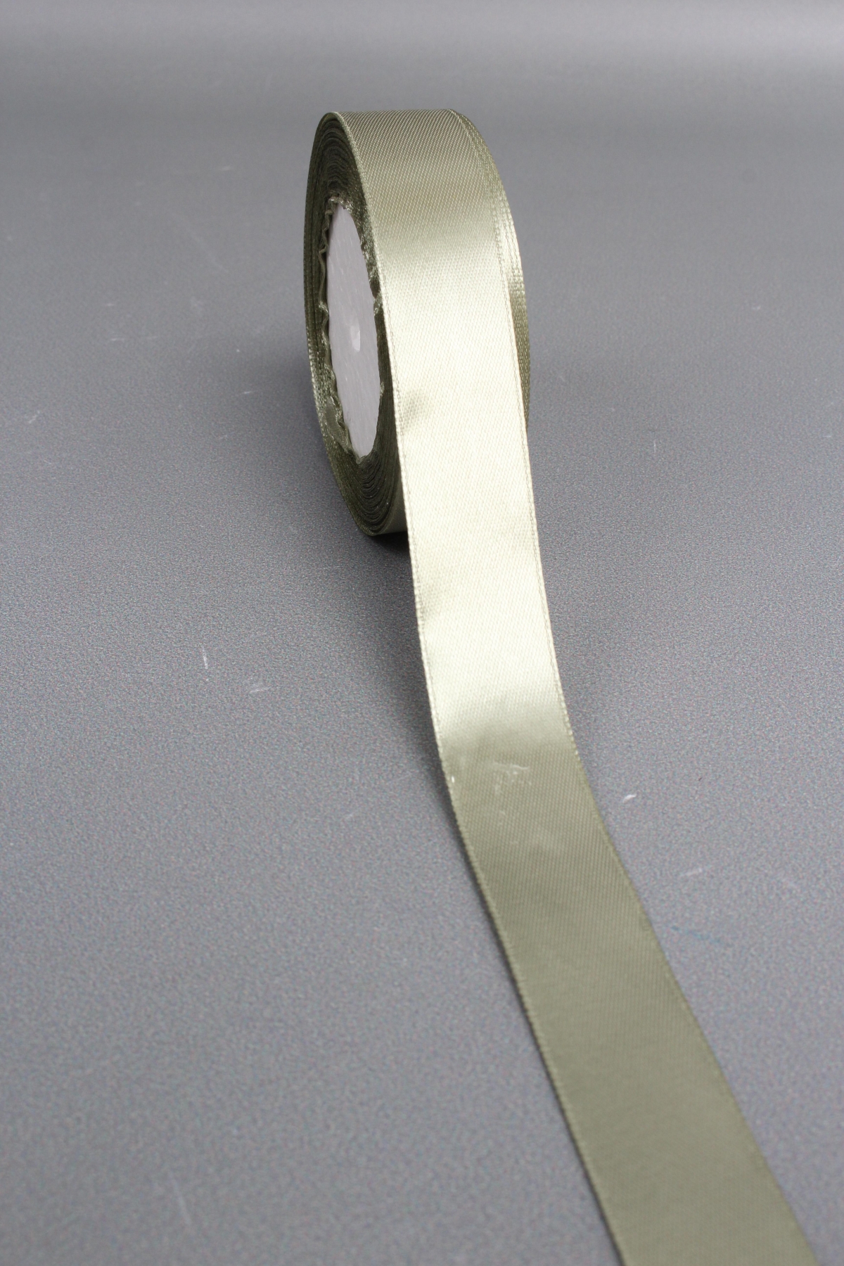 Лента атласная, на картонн.катушке, односторонняя, 25 мм х 25 ярд, зеленый мох 1368М