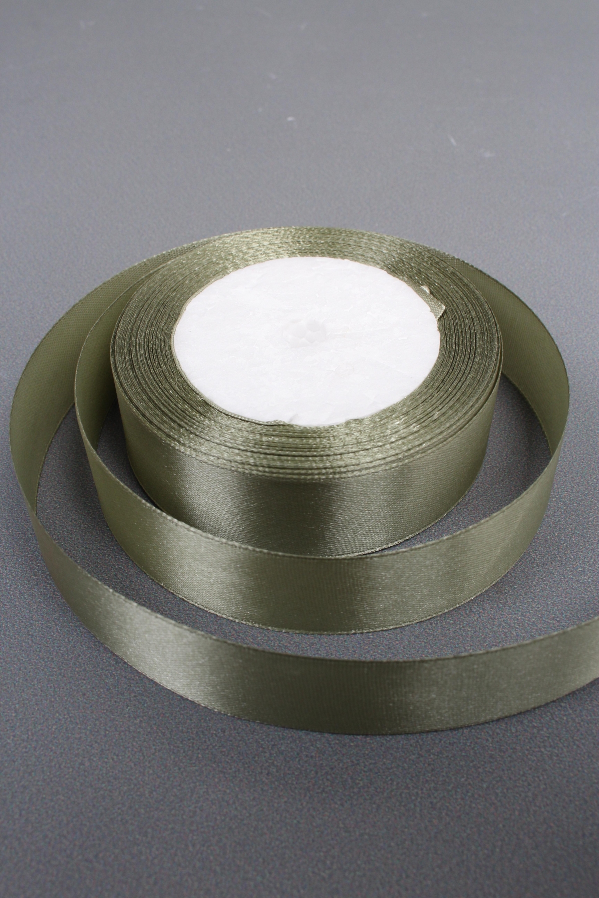 Лента атласная, на картонн.катушке, односторонняя, 25 мм х 25 ярд, зеленый мох 1368М