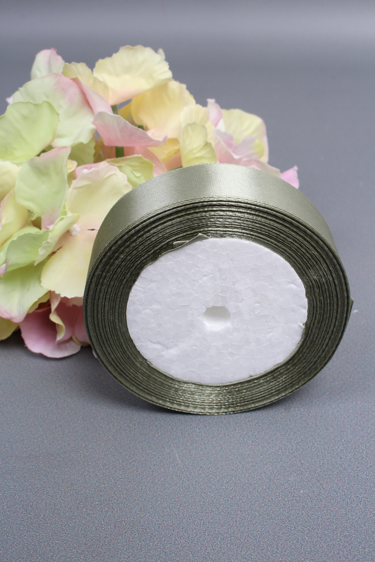 Лента атласная, на картонн.катушке, односторонняя, 25 мм х 25 ярд, зеленый мох 1368М