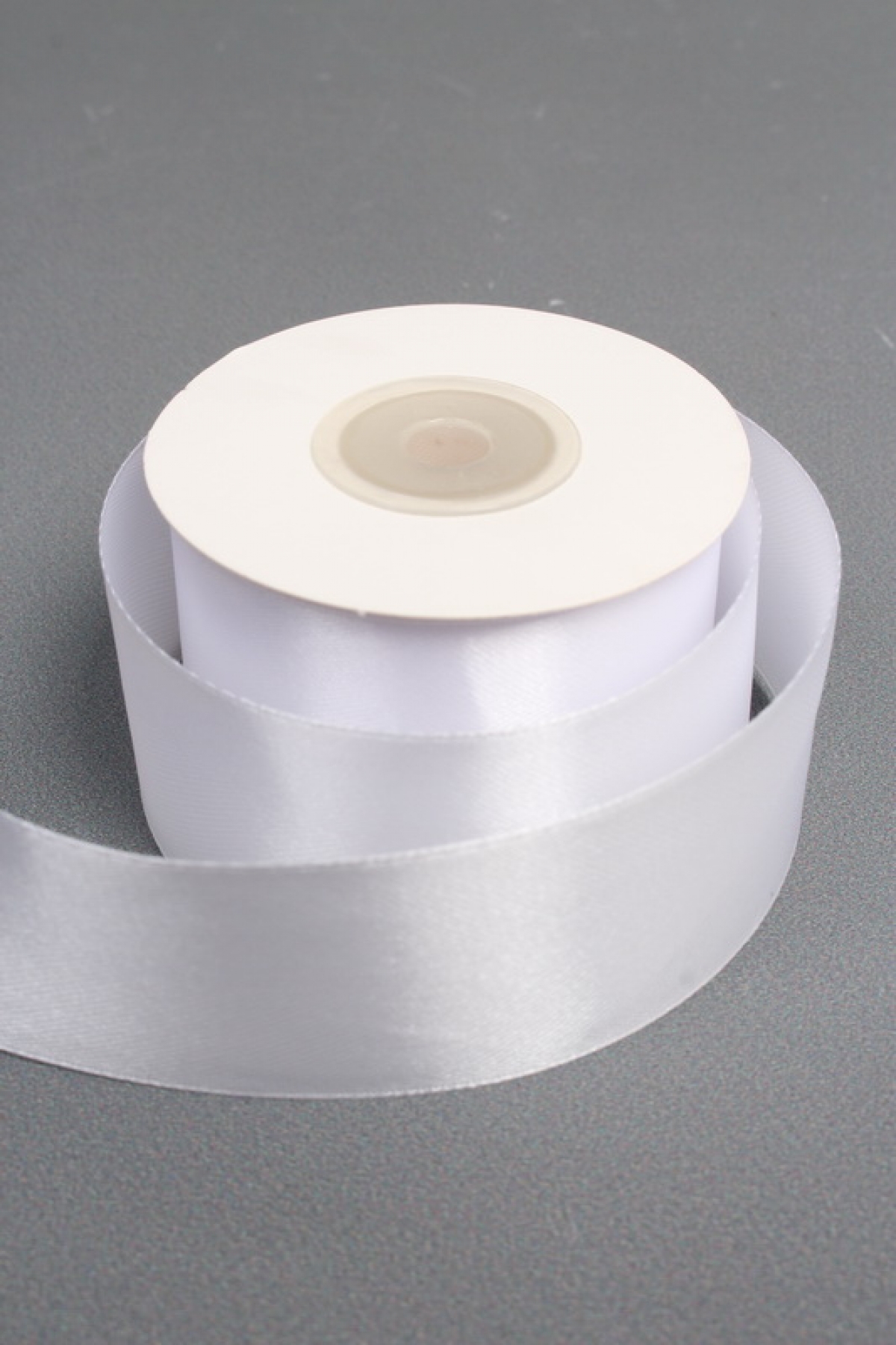 Лента атласная, на картонн.катушке,  односторонняя, 38 мм х 25 ярд, белый 1429М