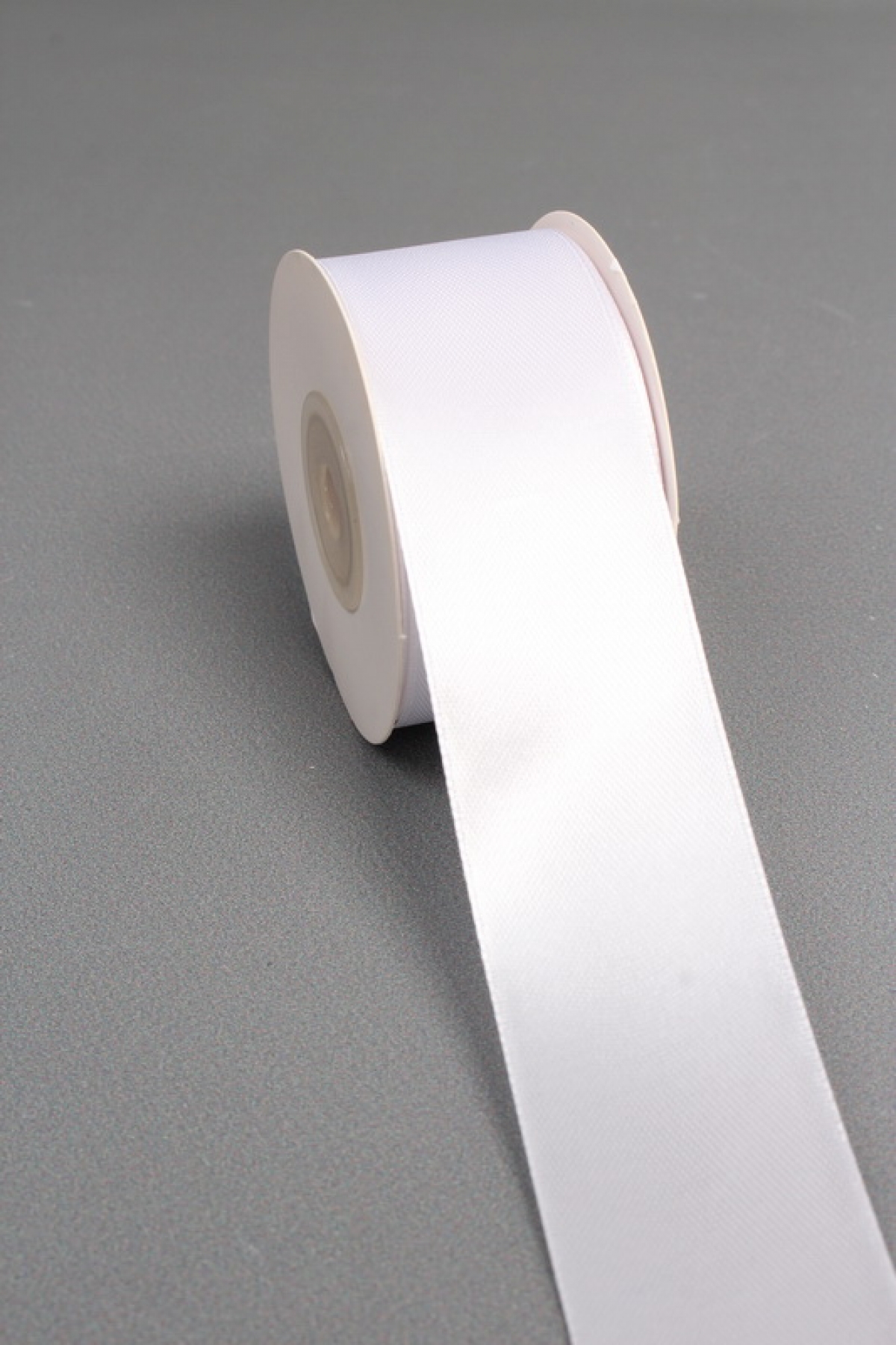 Лента атласная, на картонн.катушке,  односторонняя, 38 мм х 25 ярд, белый 1429М