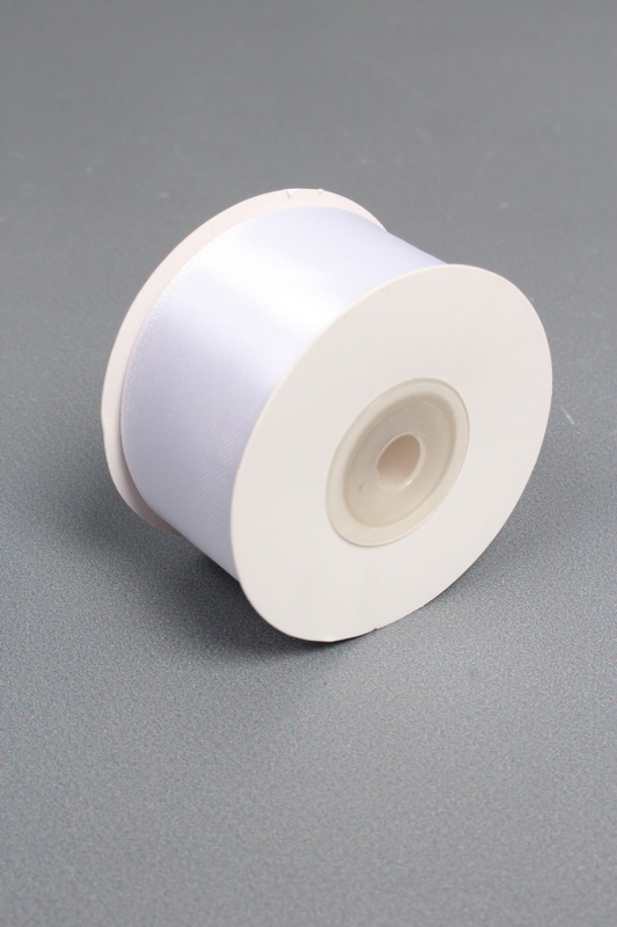 Лента атласная, на картонн.катушке,  односторонняя, 38 мм х 25 ярд, белый 1429М