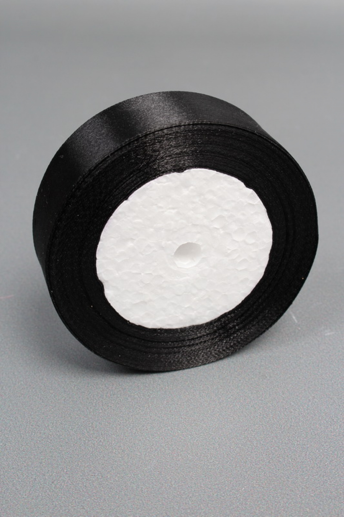 Лента атласная, на пене, односторонняя, 25 мм х 25 ярд, черный 0675М