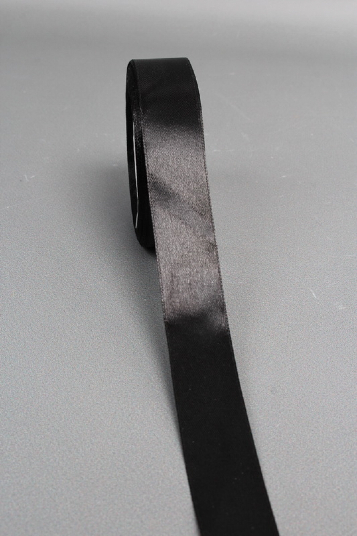 Лента атласная, на пене, односторонняя, 25 мм х 25 ярд, черный 0675М