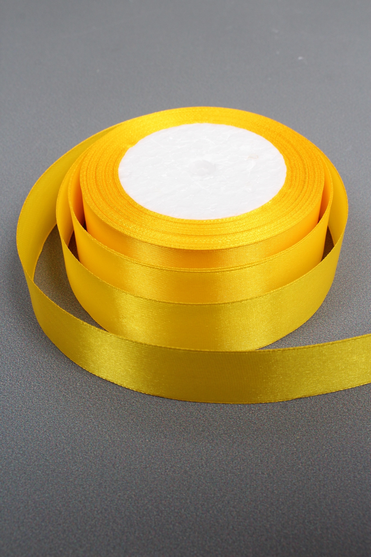 Лента атласная, на пене, односторонняя, 25 мм х 25 ярд, желтый нарцисс 0989М