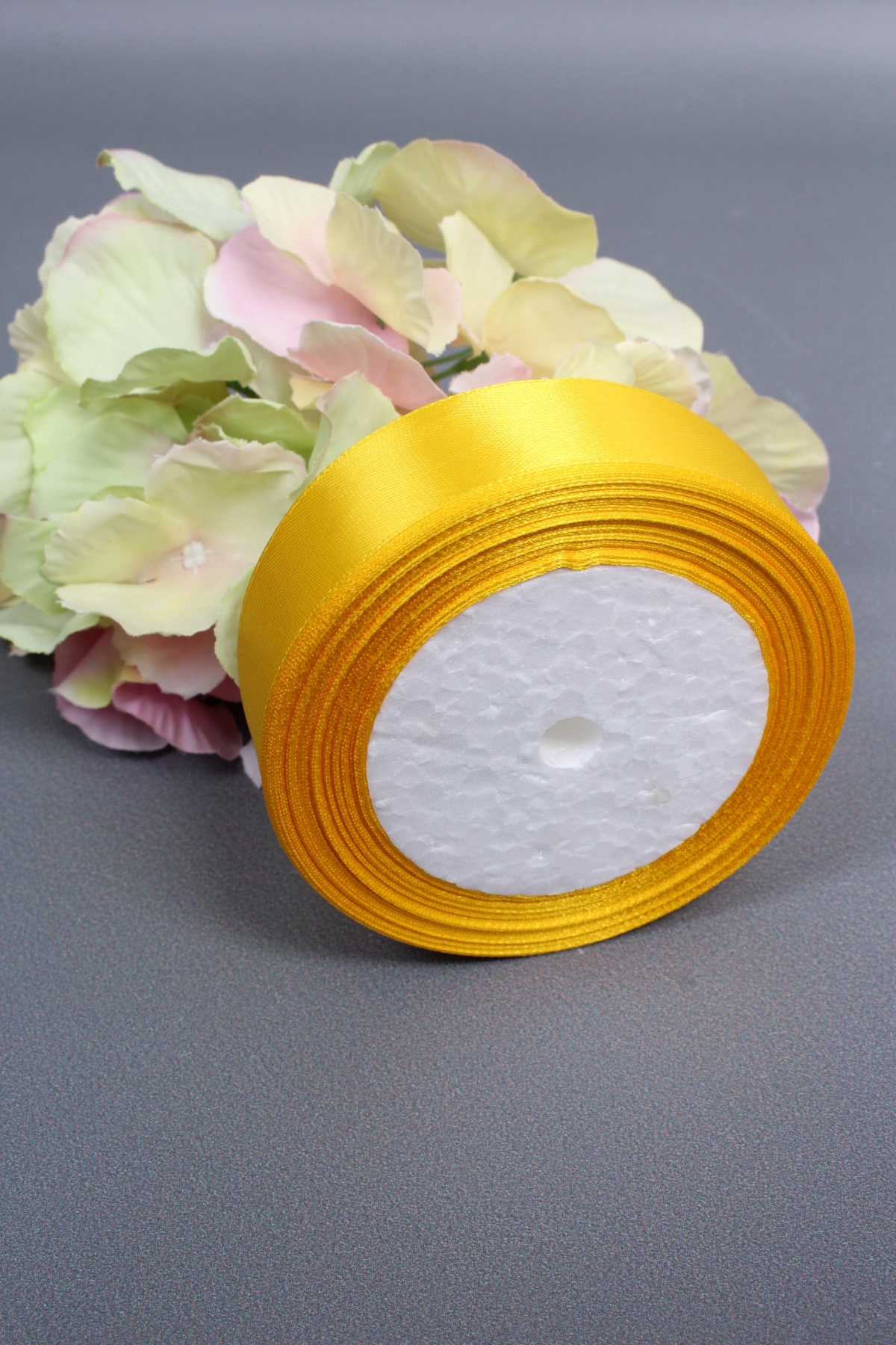 Лента атласная, на пене, односторонняя, 25 мм х 25 ярд, желтый нарцисс 0989М