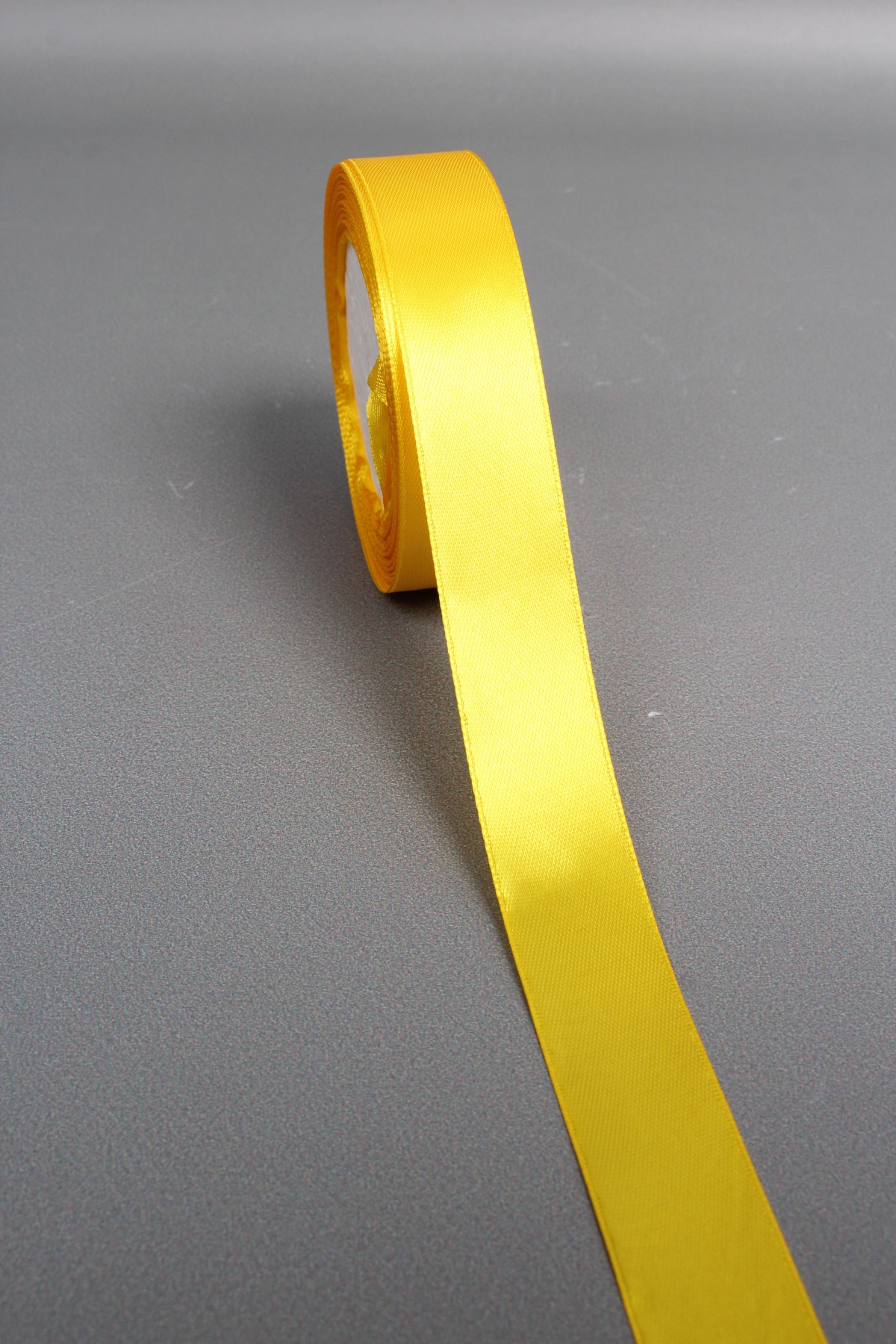 Лента атласная, на пене, односторонняя, 25 мм х 25 ярд, желтый нарцисс 0989М