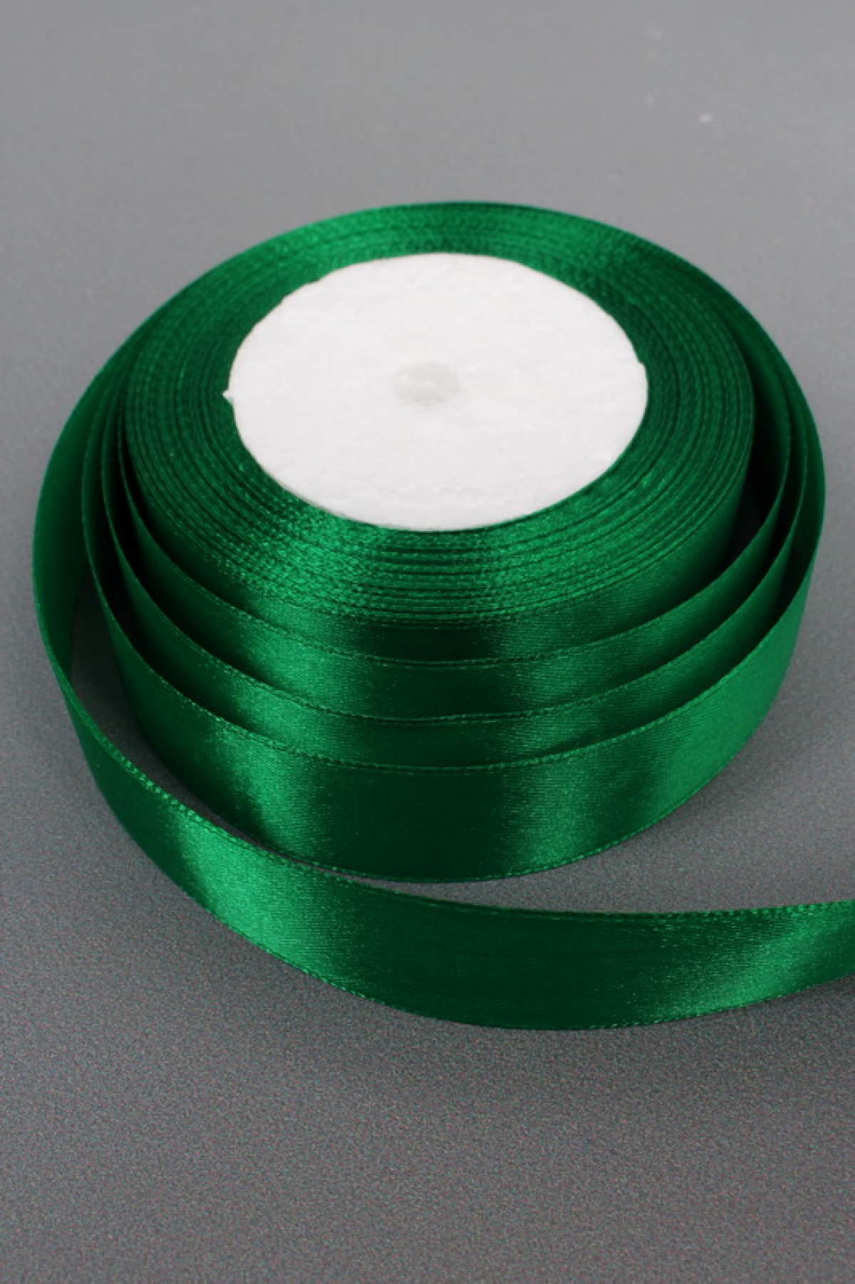 Лента атласная, на пене, односторонняя, 25 мм х 25 ярд, лесной зеленый 0958М