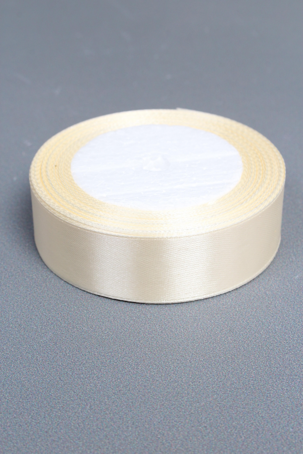 Лента атласная, на пене, односторонняя, 25 мм х 25 ярд, молочный 0651М