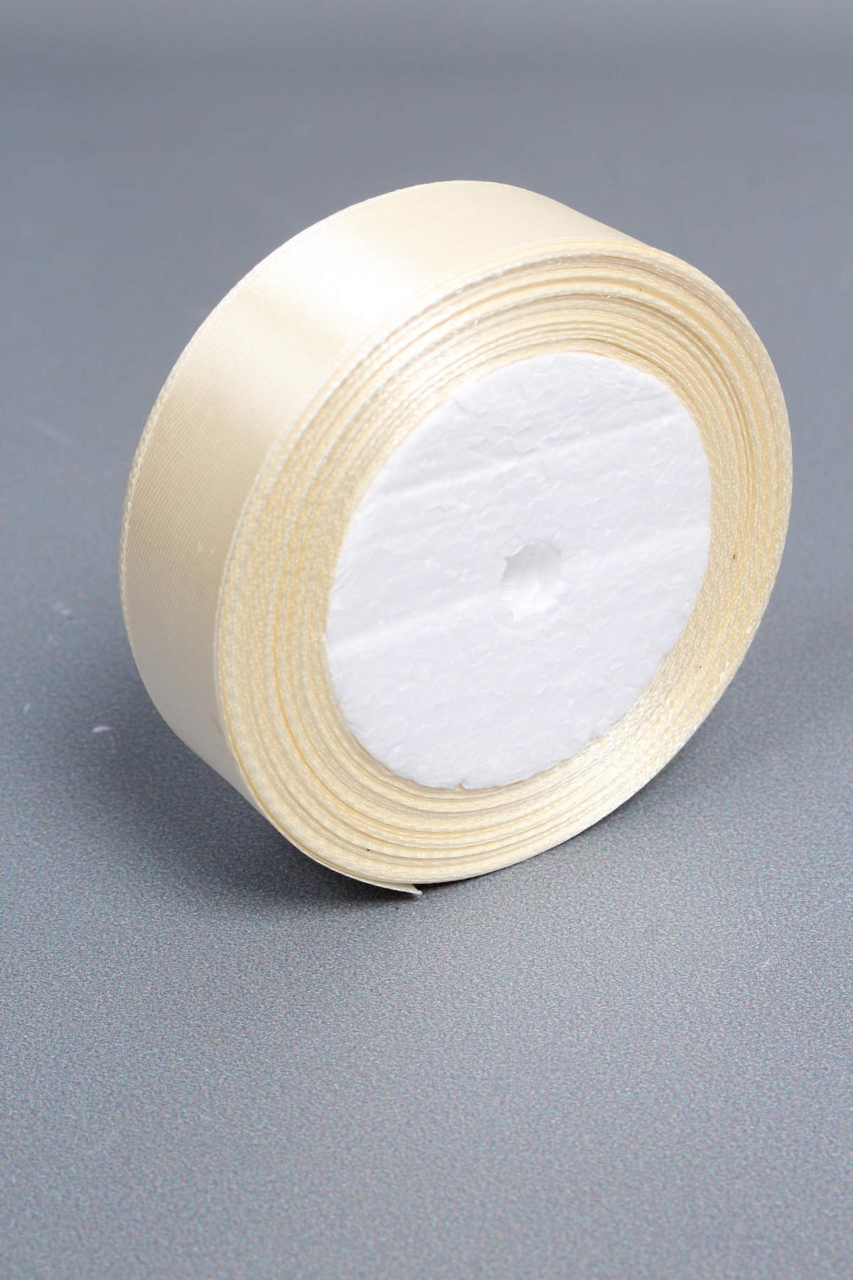 Лента атласная, на пене, односторонняя, 25 мм х 25 ярд, молочный 0651М