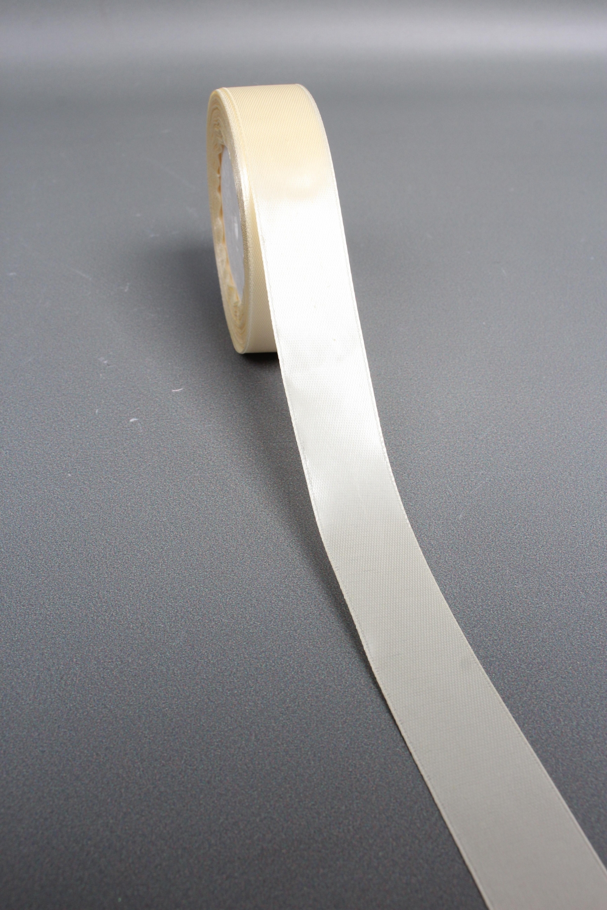 Лента атласная, на пене, односторонняя, 25 мм х 25 ярд, молочный 0651М