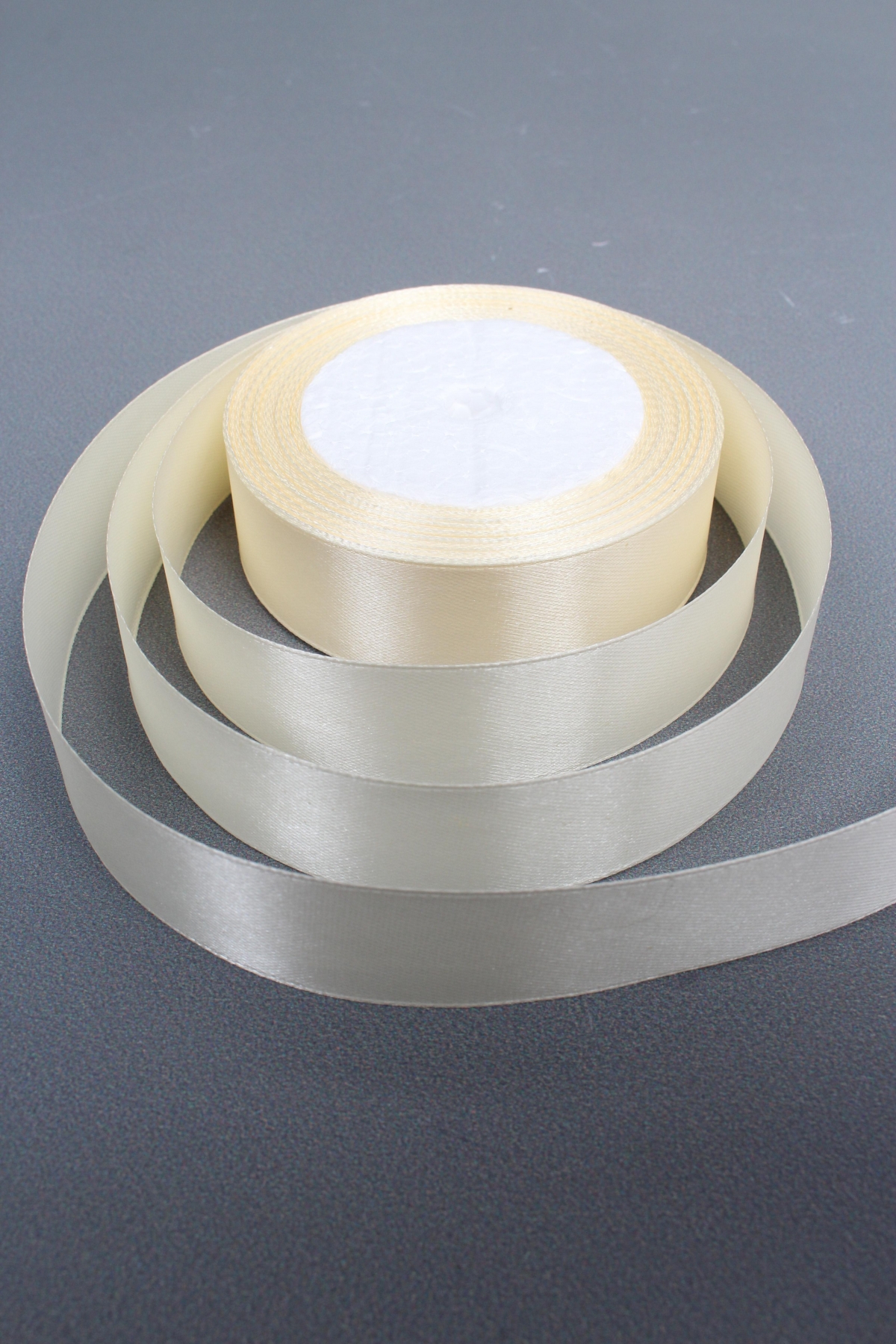 Лента атласная, на пене, односторонняя, 25 мм х 25 ярд, молочный 0651М