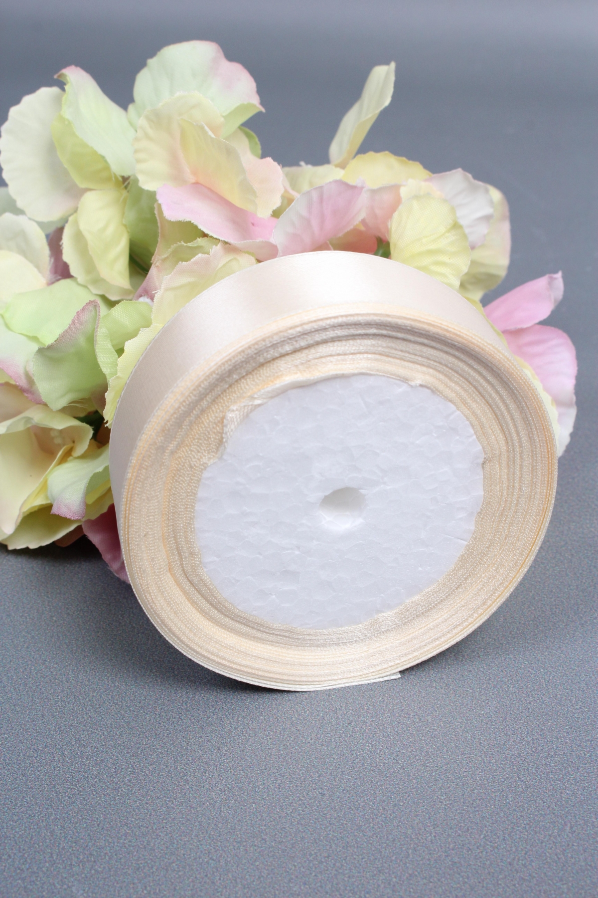 Лента атласная, на пене, односторонняя, 25 мм х 25 ярд, слоновая кость 1047М