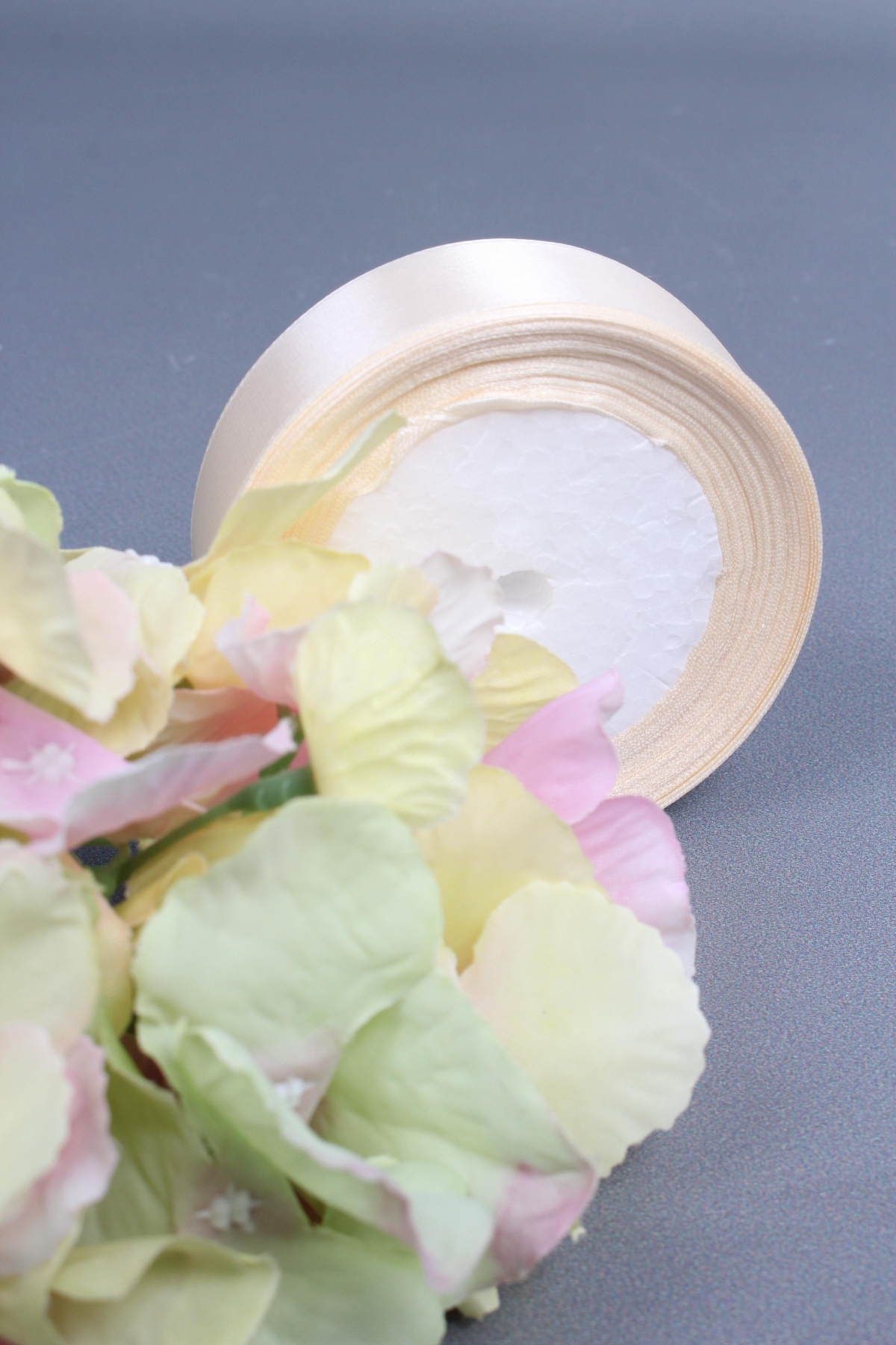 Лента атласная, на пене, односторонняя, 25 мм х 25 ярд, слоновая кость 1047М