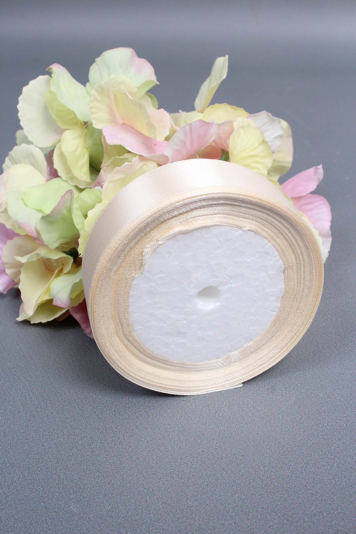 Лента атласная, на пене, односторонняя, 25 мм х 25 ярд, слоновая кость 1047М