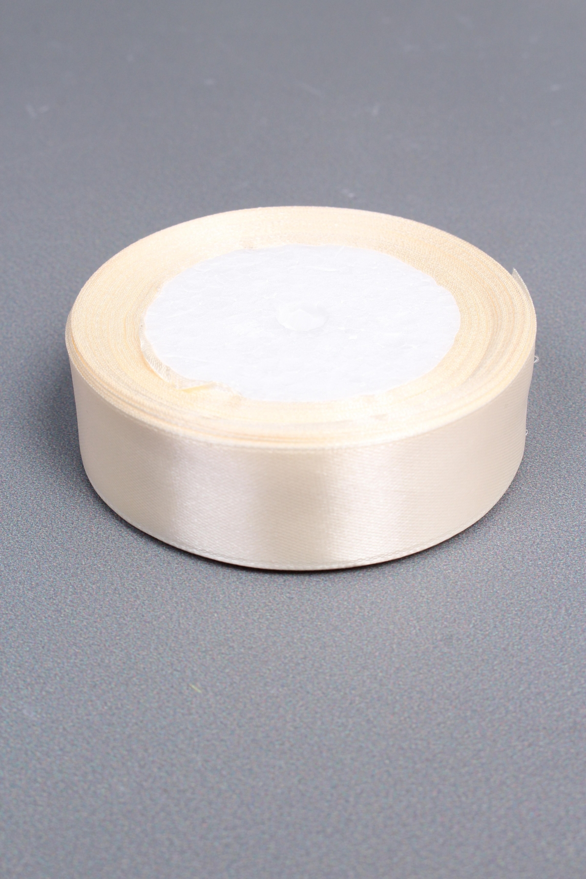 Лента атласная, на пене, односторонняя, 25 мм х 25 ярд, слоновая кость 1047М