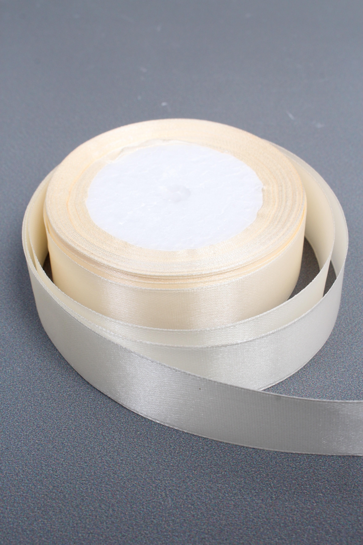 Лента атласная, на пене, односторонняя, 25 мм х 25 ярд, слоновая кость 1047М