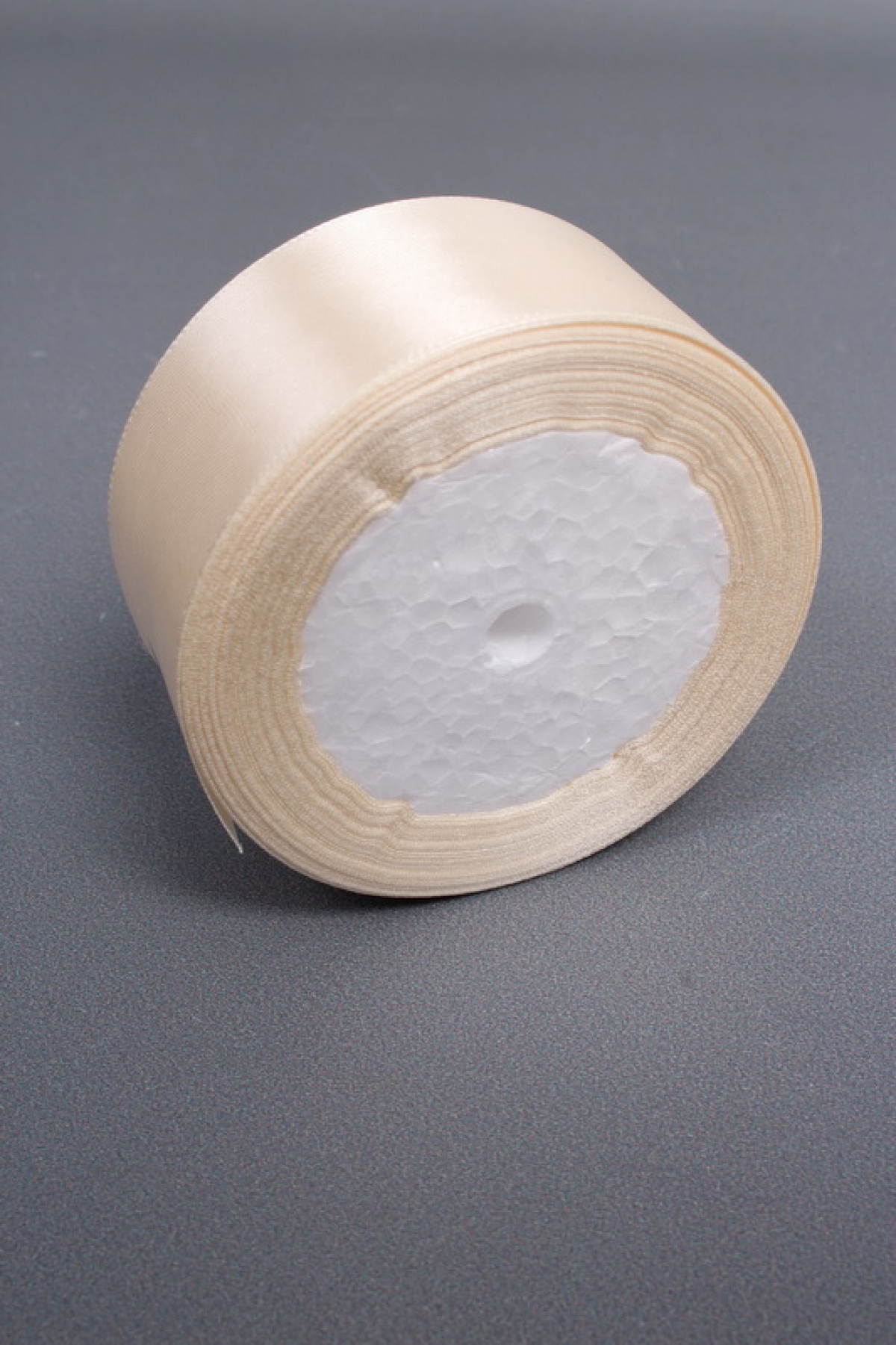 Лента атласная, на пене, односторонняя, 38 мм х 25 ярд, слоновая кость 0552М