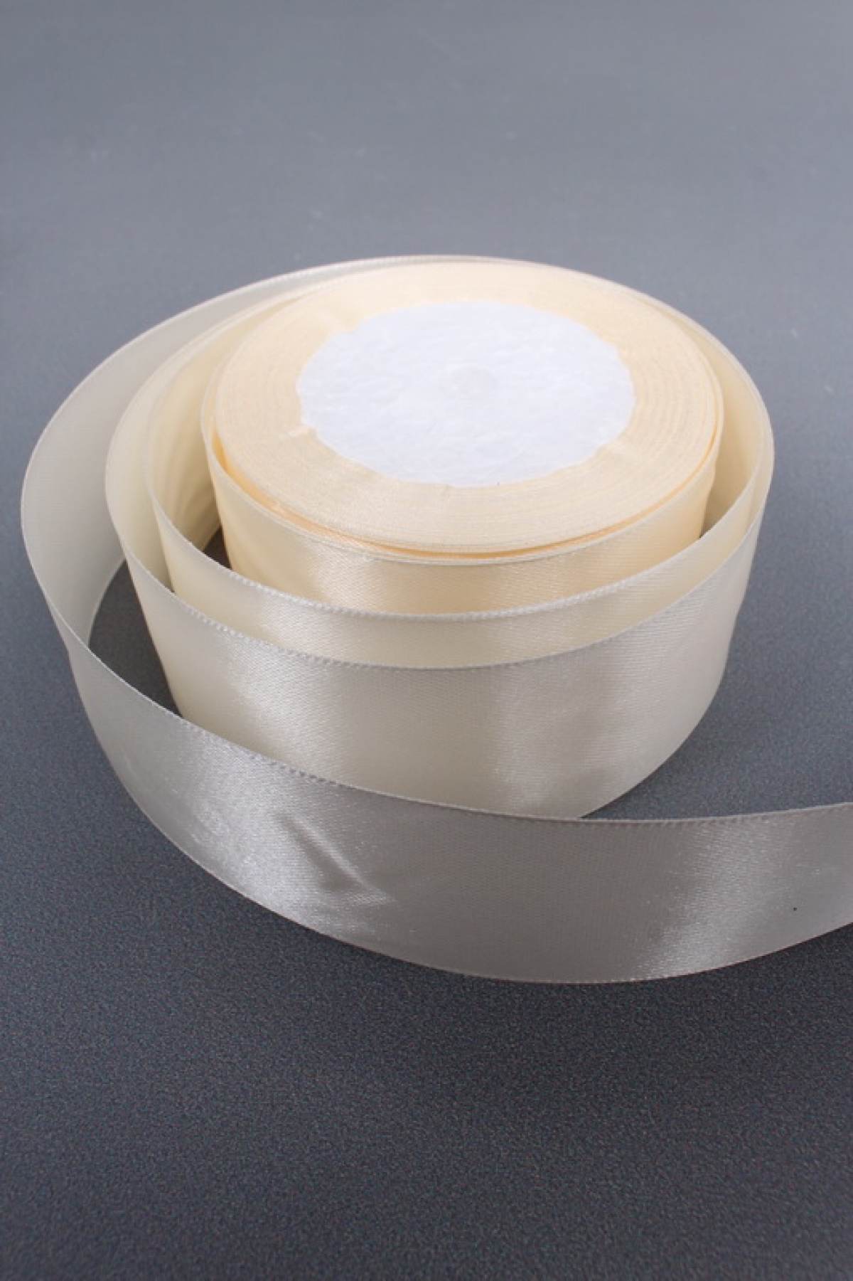 Лента атласная, на пене, односторонняя, 38 мм х 25 ярд, слоновая кость 0552М