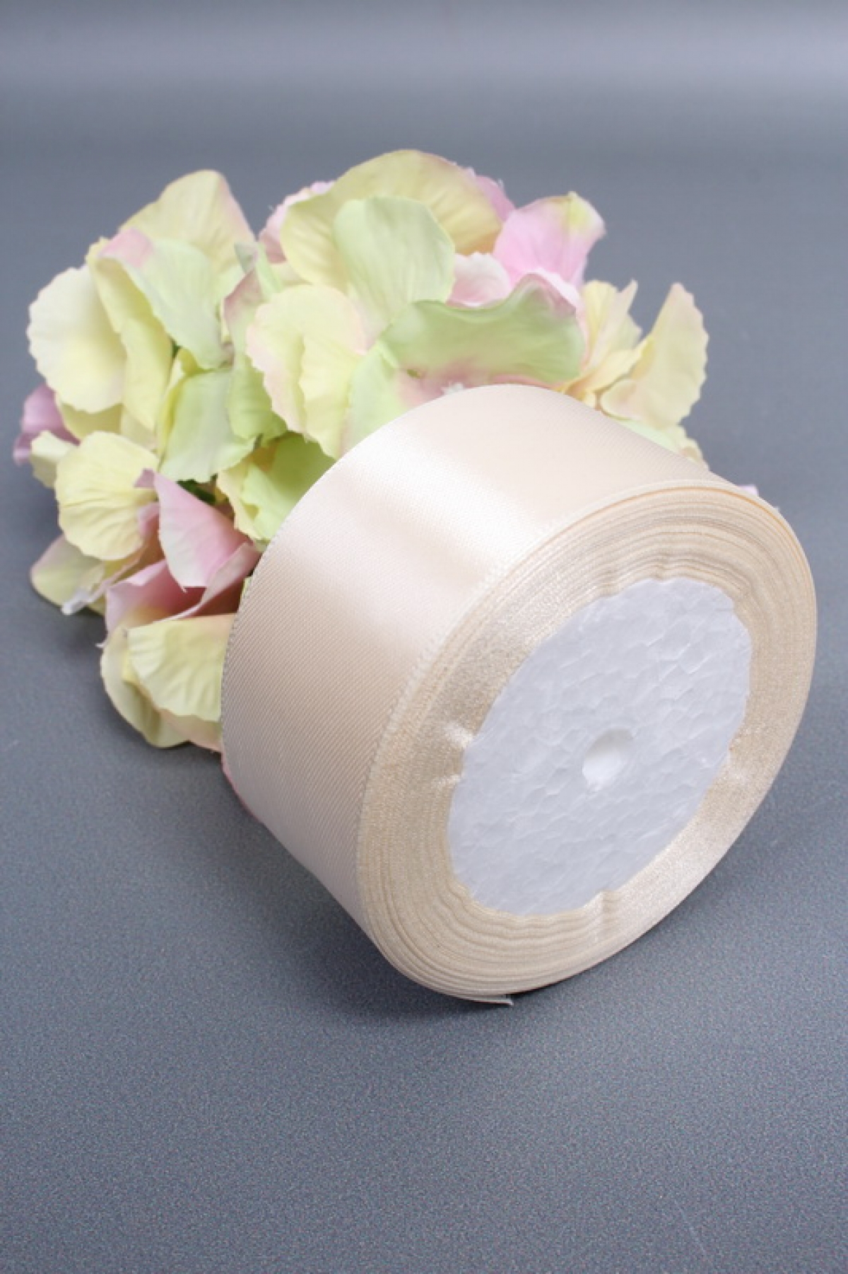 Лента атласная, на пене, односторонняя, 38 мм х 25 ярд, слоновая кость 0552М