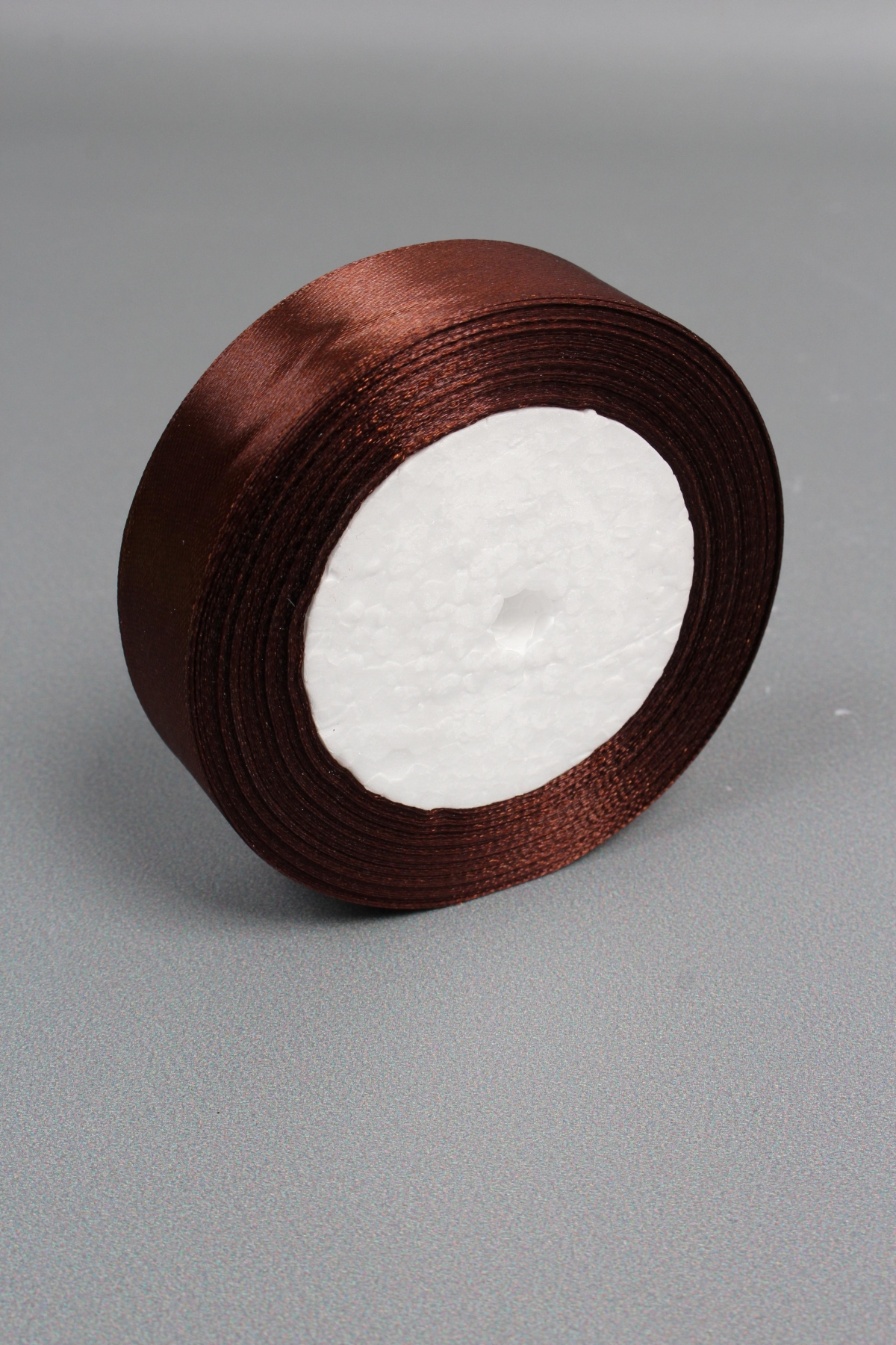 Лента атласная, на пене, односторонняя, 25 мм х 25 ярд, темно-коричневый 1078М