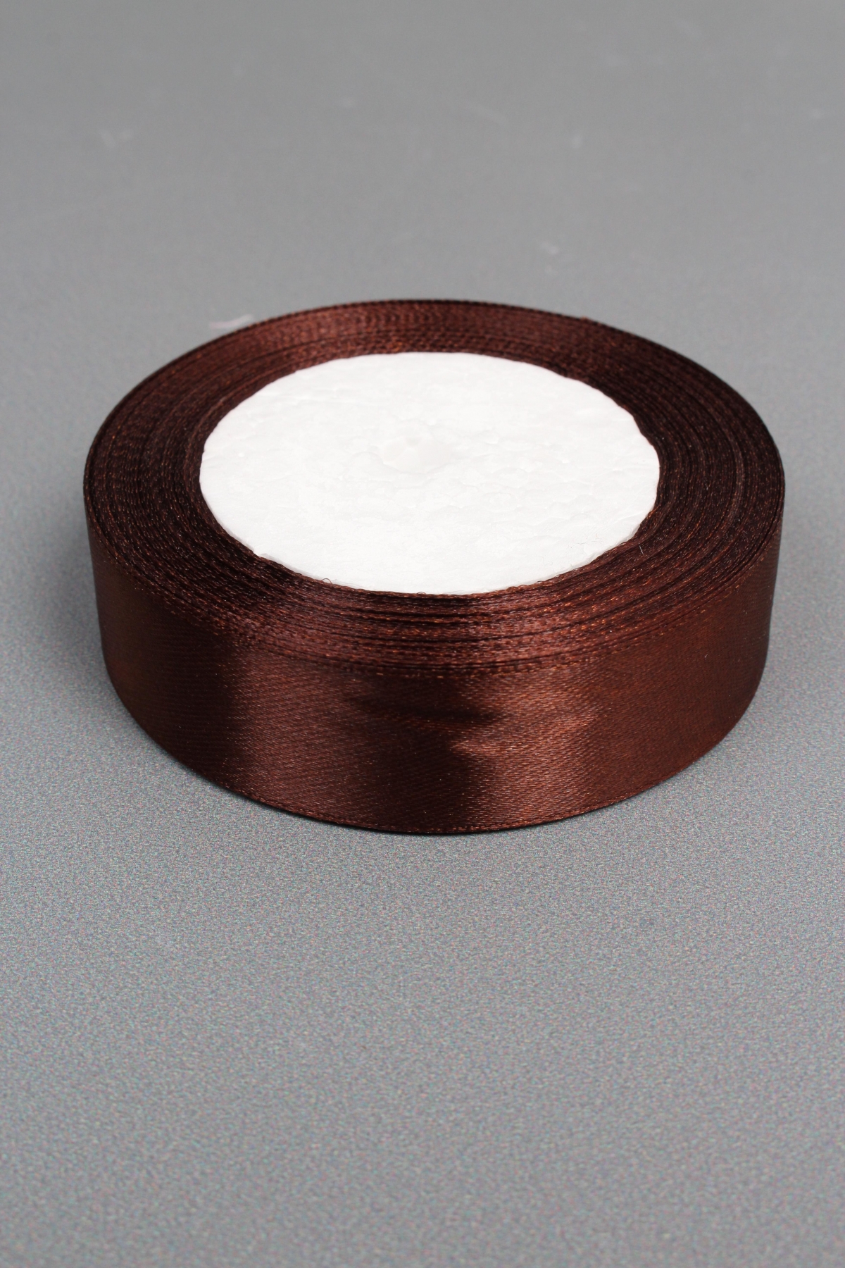 Лента атласная, на пене, односторонняя, 25 мм х 25 ярд, темно-коричневый 1078М