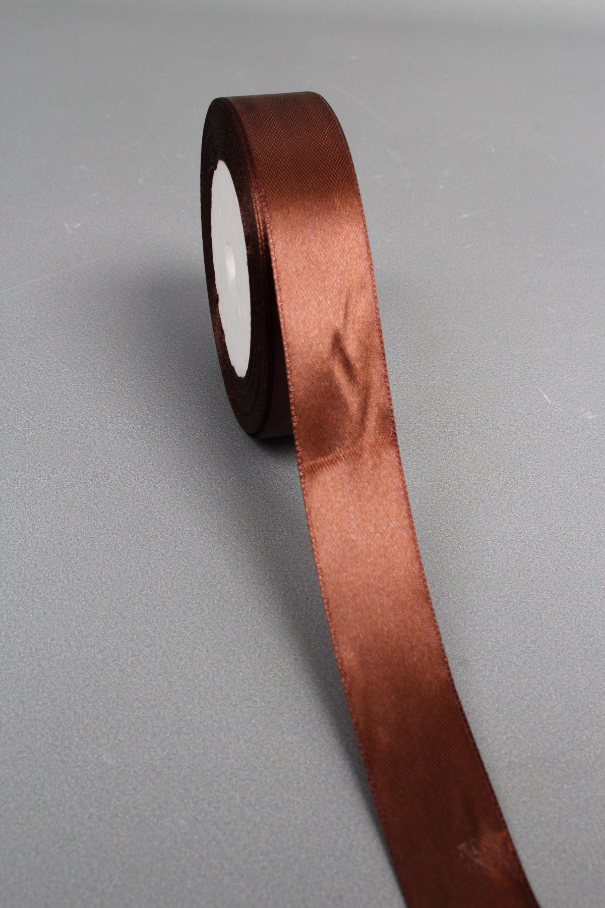 Лента атласная, на пене, односторонняя, 25 мм х 25 ярд, темно-коричневый 1078М